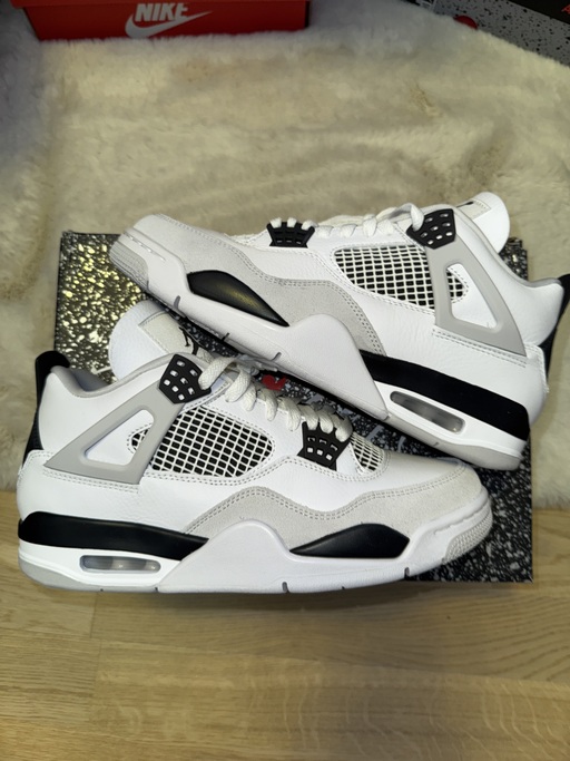 Air Jordan 4 'Military Black' (2022)