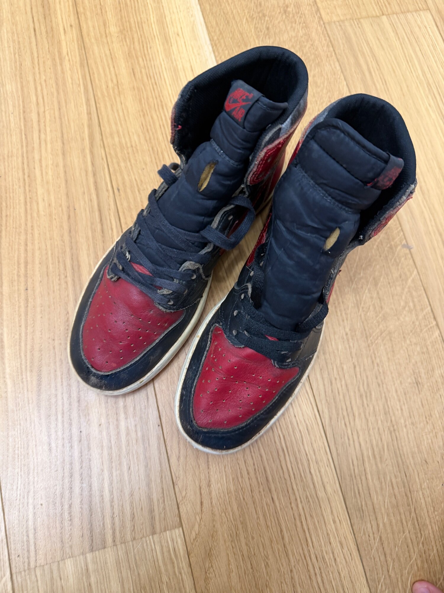 Air Jordan 1 OG 'Bred' (1985) photo 3