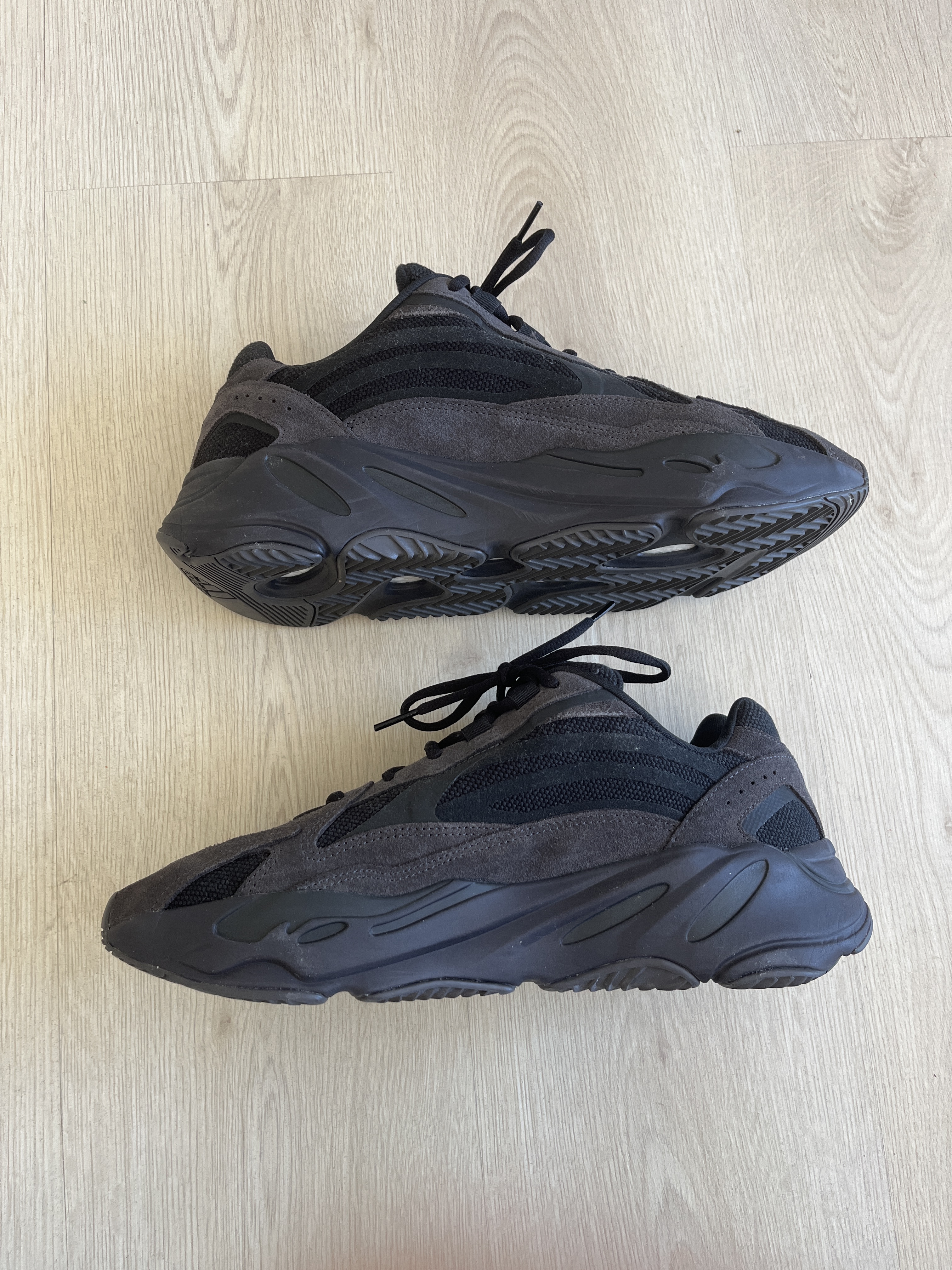 Yeezy Boost 700 V2 'Vanta' (2019) photo 2