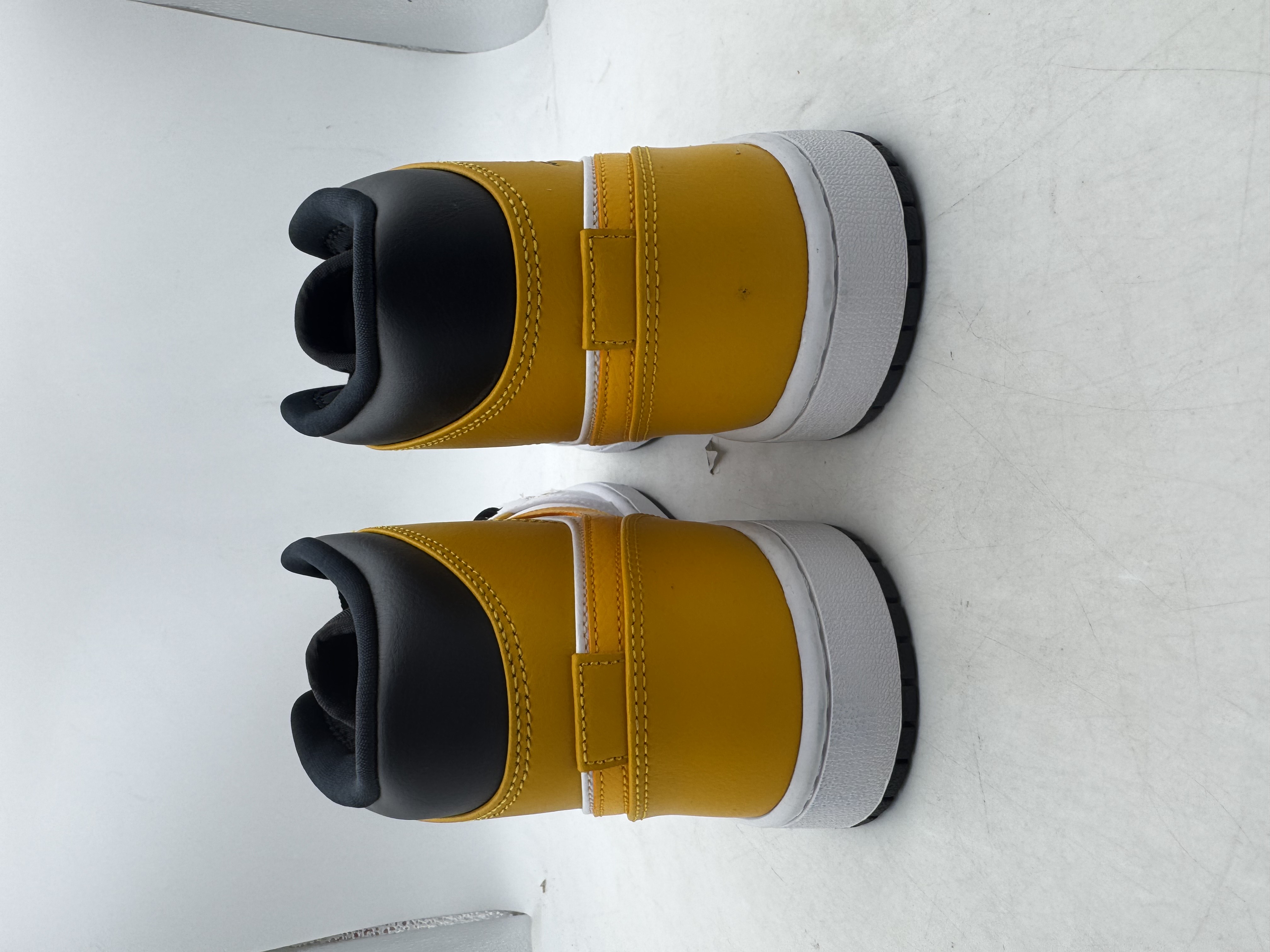 Air Jordan 1 Mid 'University Gold' (2021) photo 6