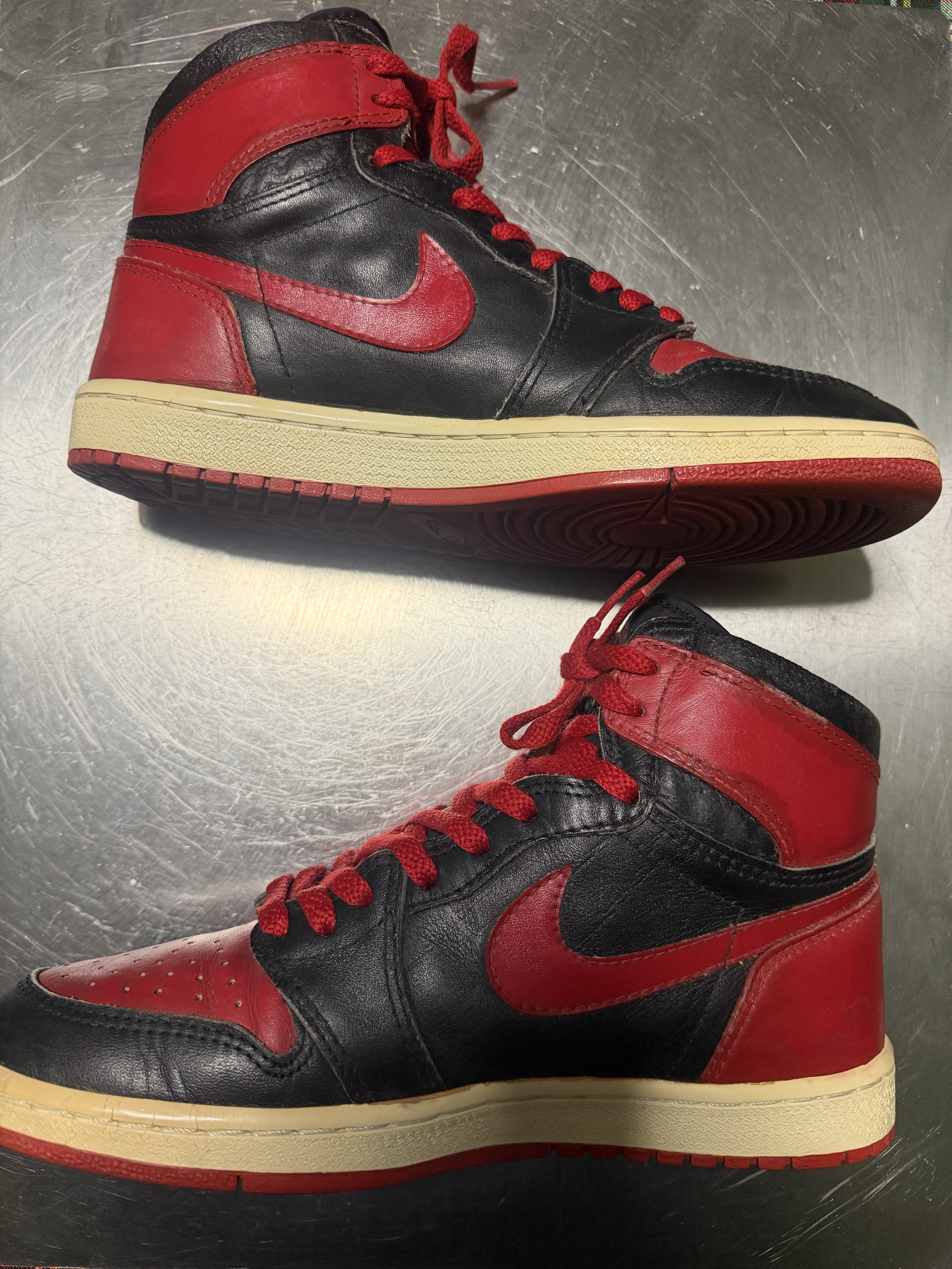 Air Jordan 1 OG 'Bred' (1985) photo 2