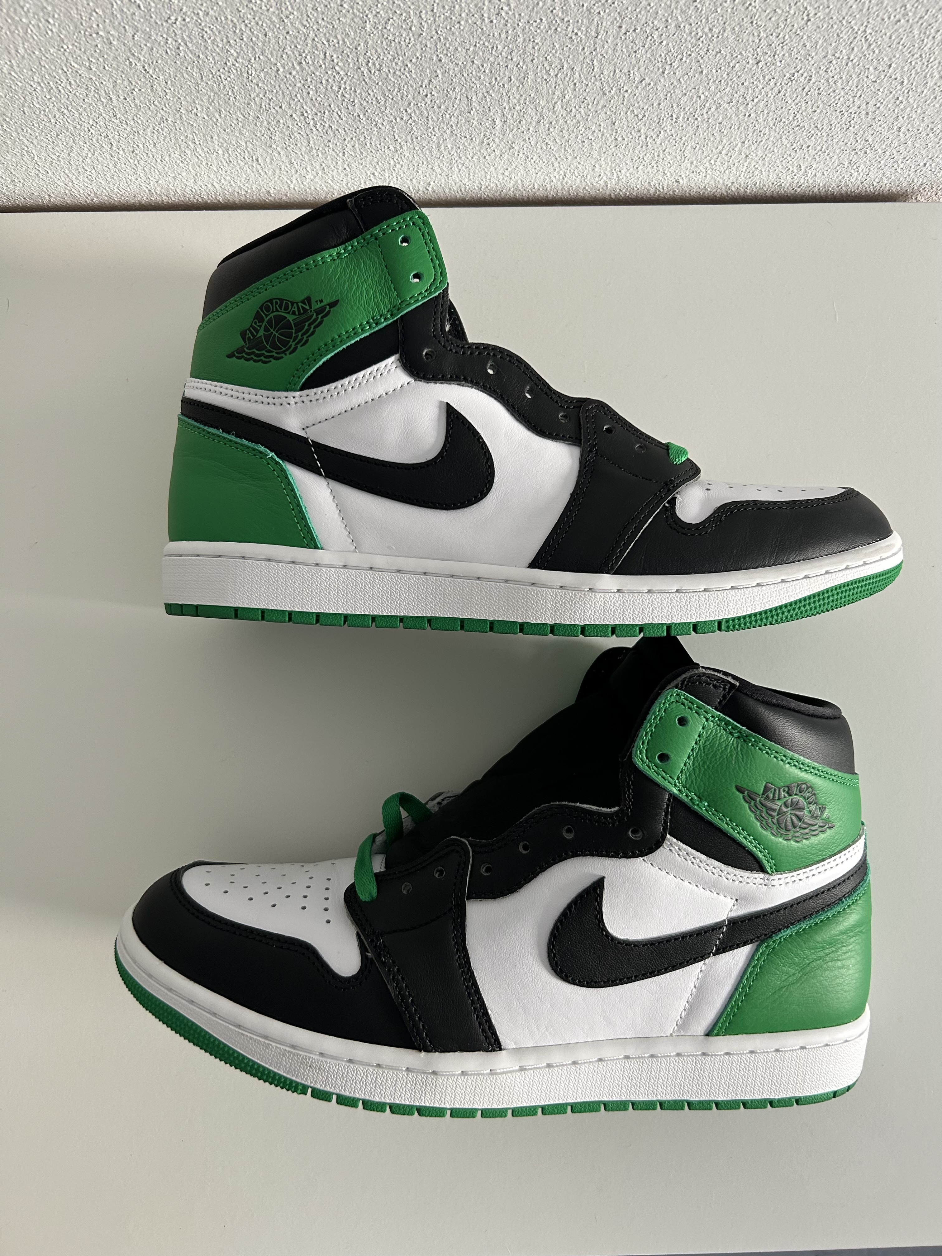 Air Jordan 1 High OG 'Lucky Green' (2023) photo 2