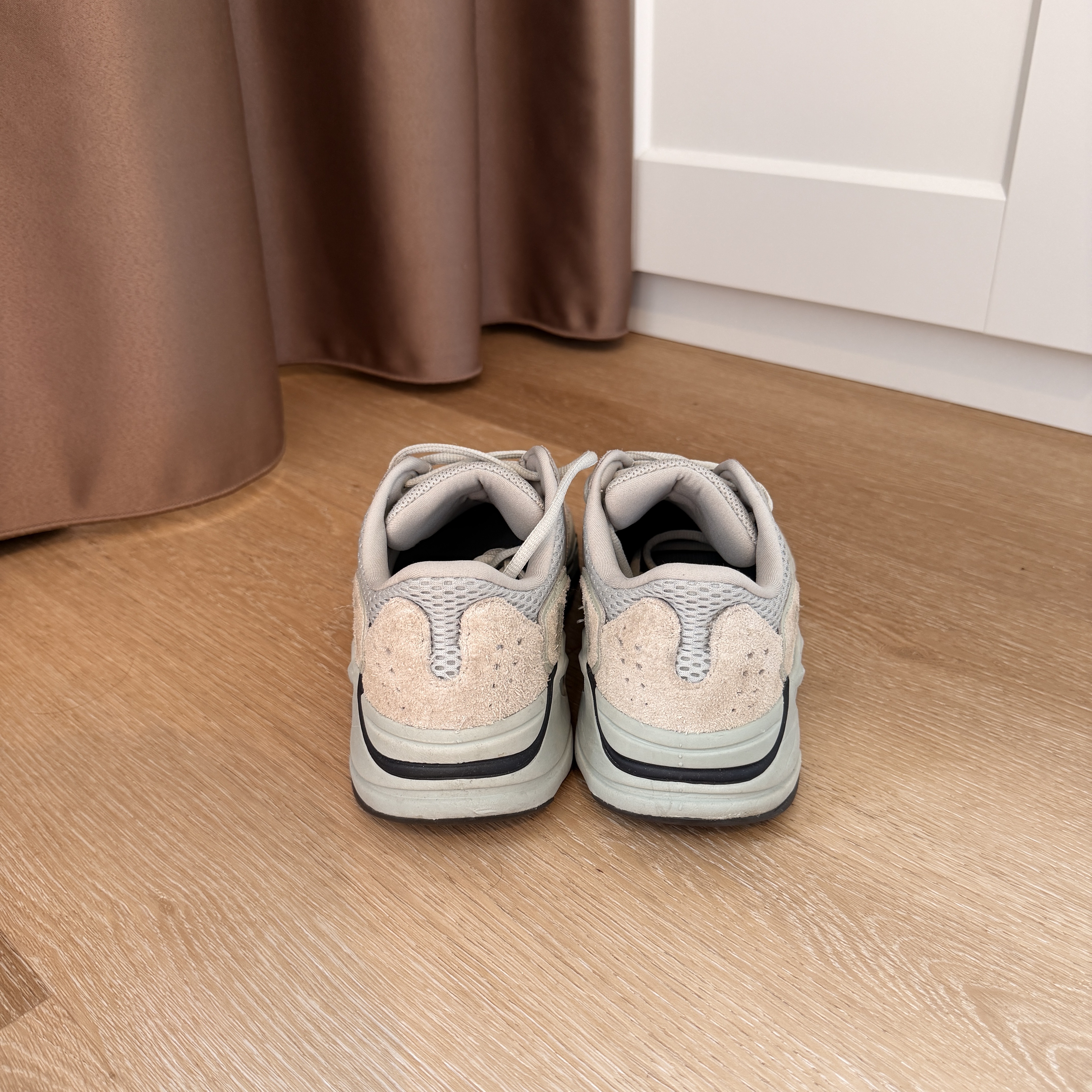 Yeezy 700 'Salt' photo 3