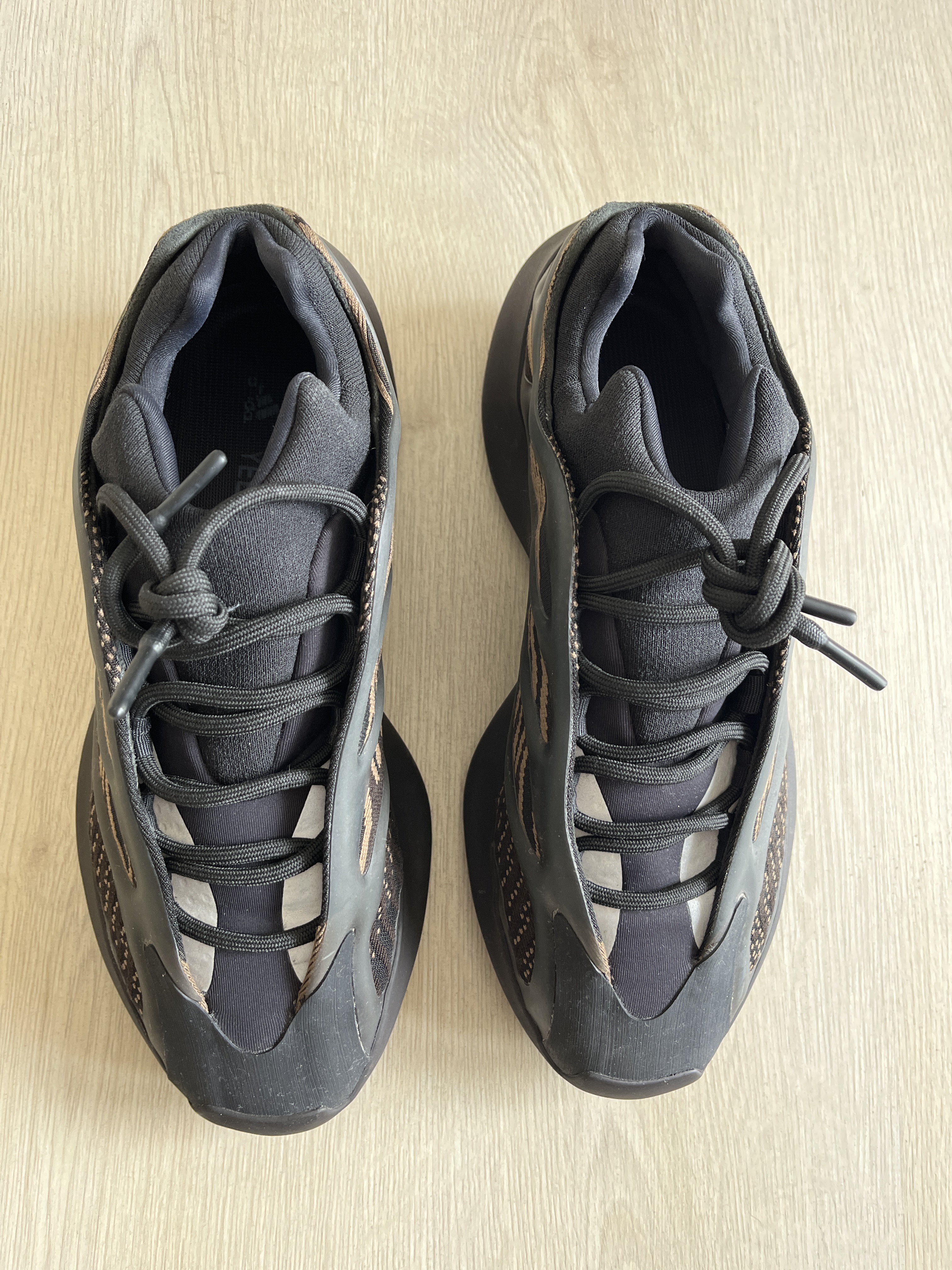 Yeezy 700 V3 'Clay Brown' (2020) photo 3