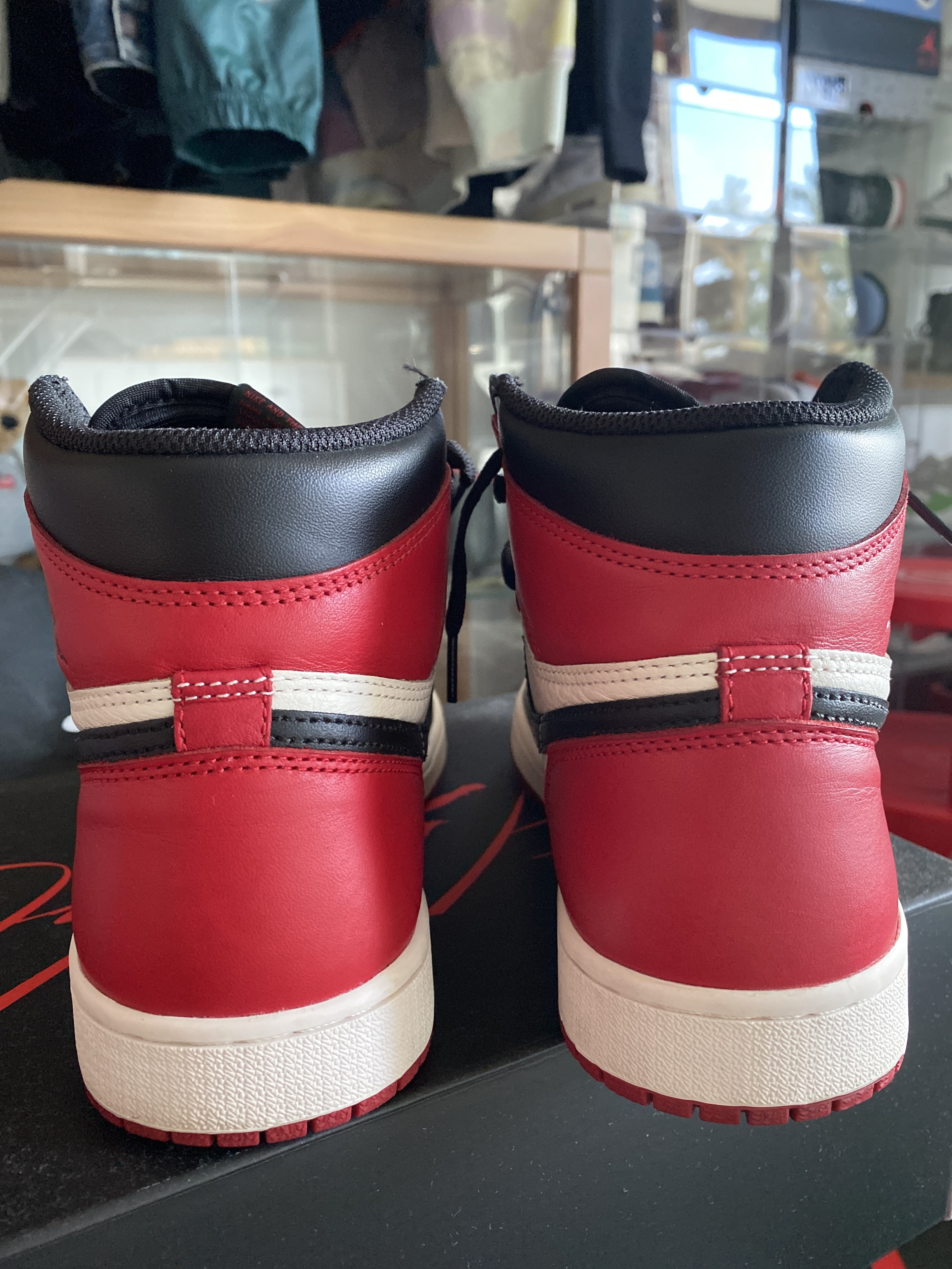 Air Jordan 1 Retro High 'Bred Toe' (2018) photo 4