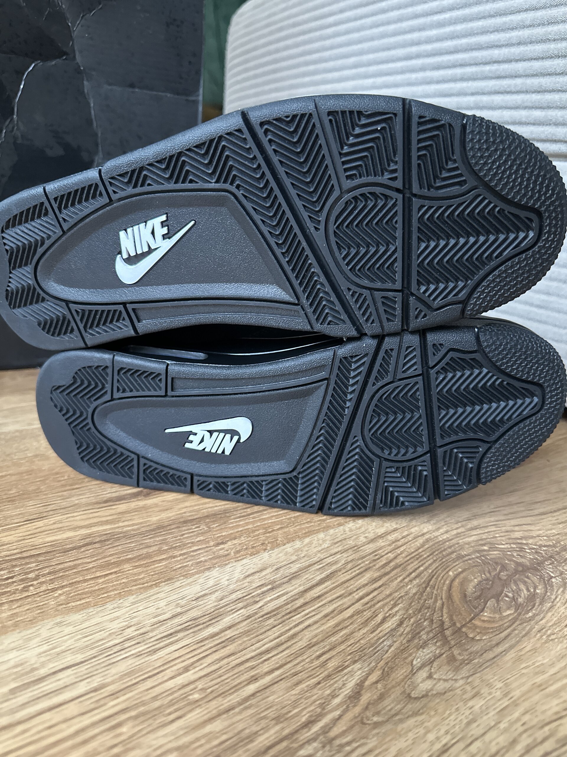 Air Jordan 4 Retro 'Black Cat' (2025) photo 5