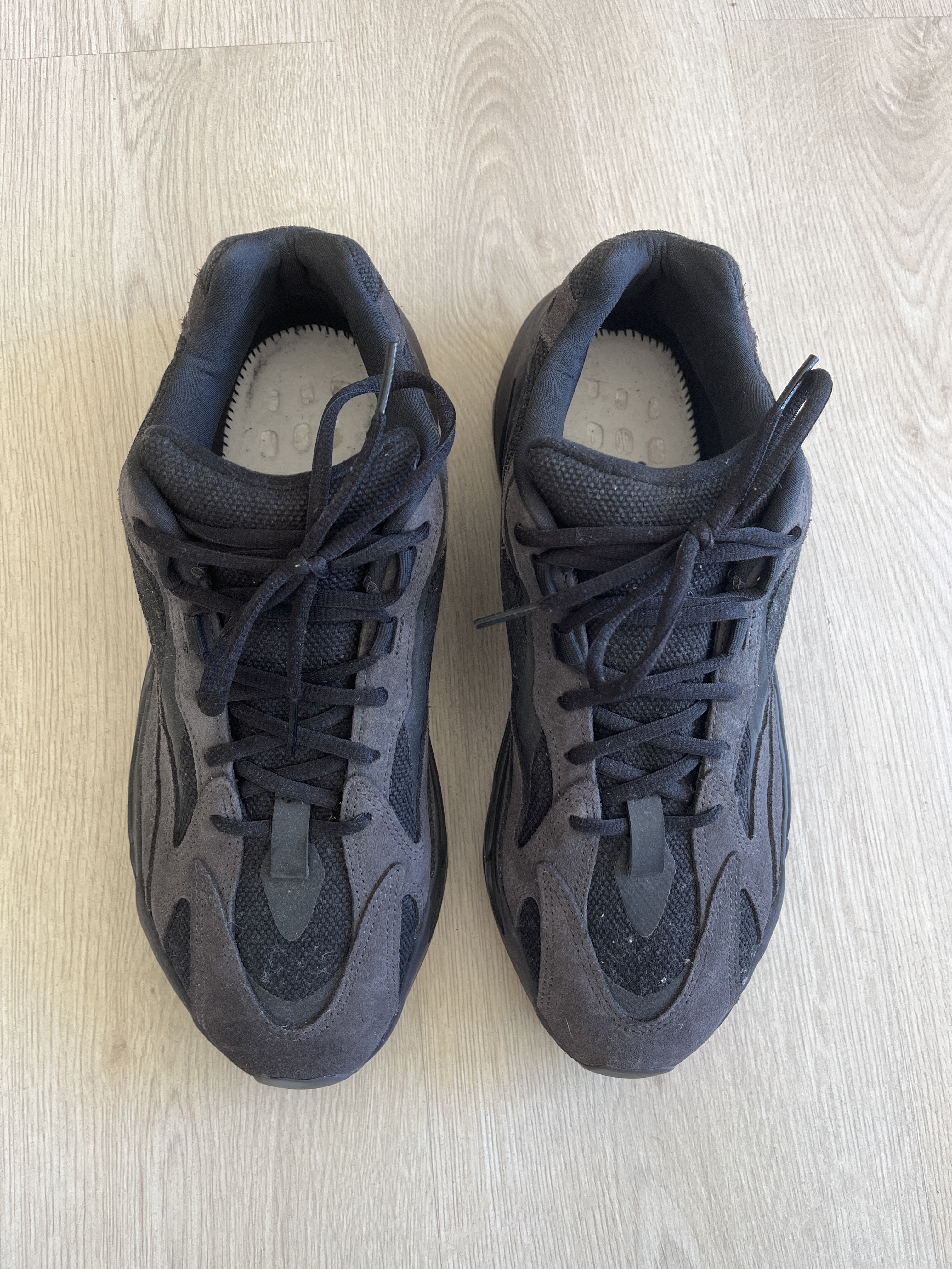 Yeezy Boost 700 V2 'Vanta' (2019) photo 3