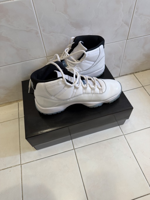 Air Jordan 11 Retro 'Legend Blue' (2024)