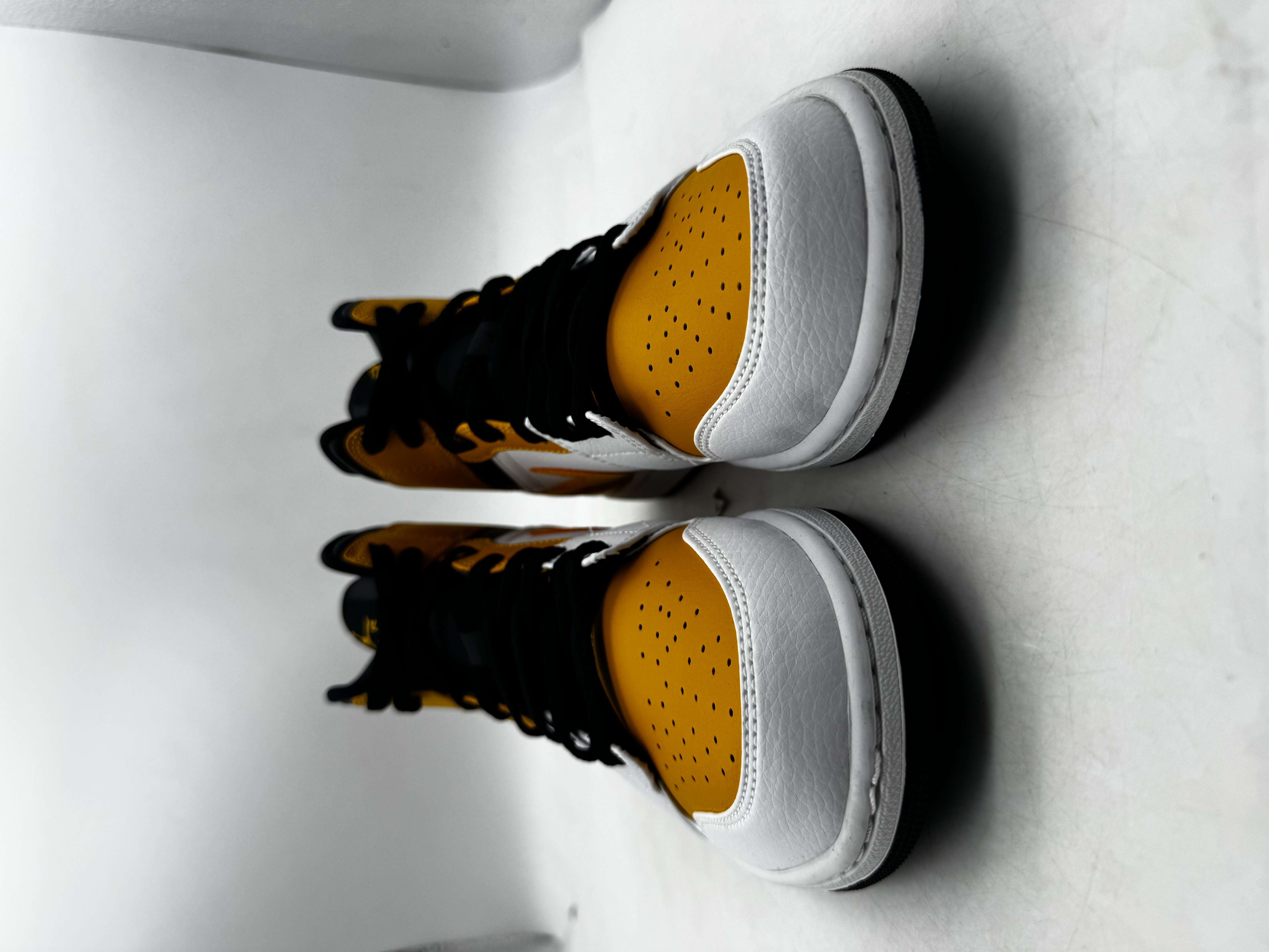 Air Jordan 1 Mid 'University Gold' (2021) photo 7