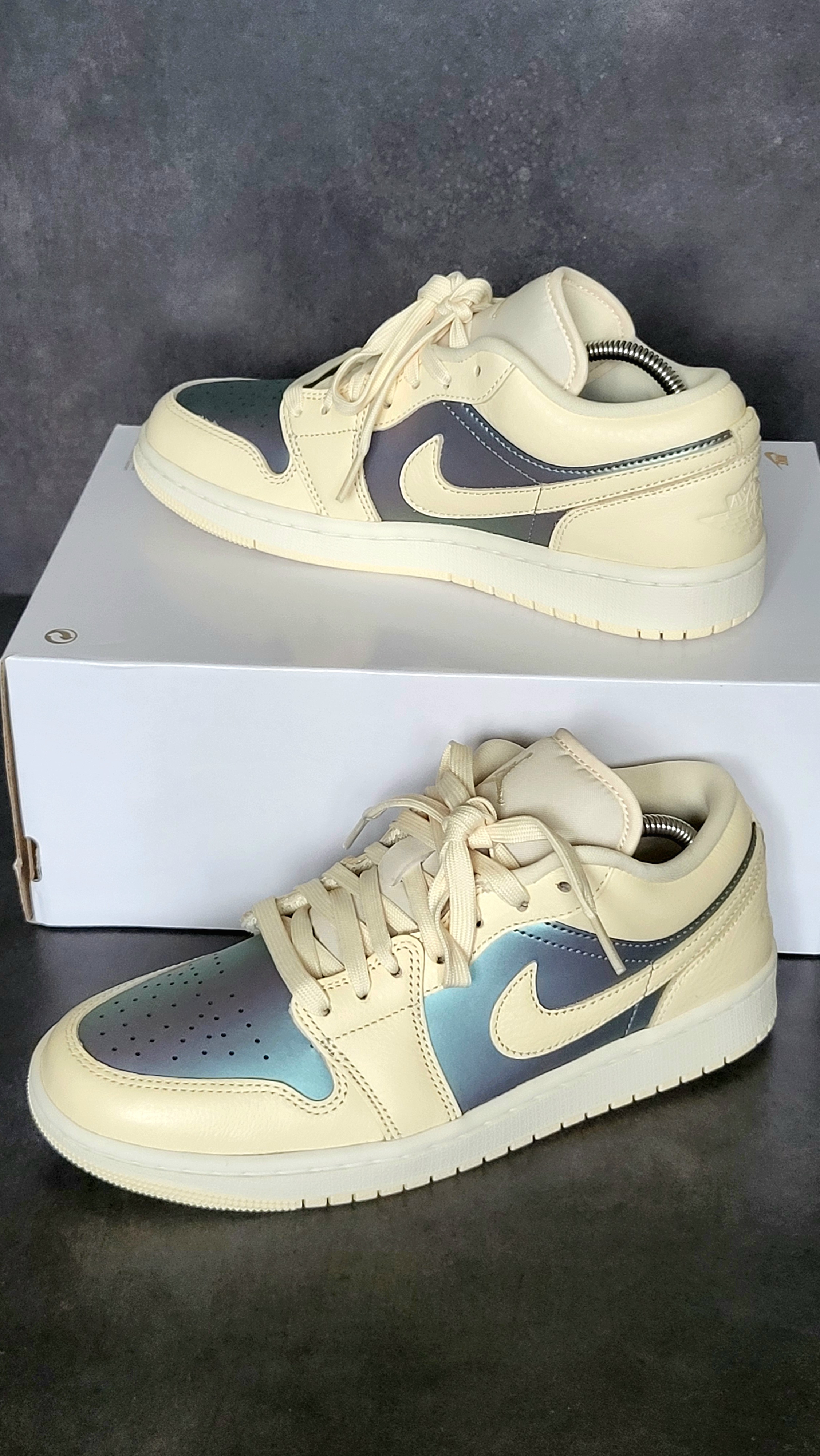 Air Jordan 1 Low 'Muslin Royal Tint' (2025) photo 2
