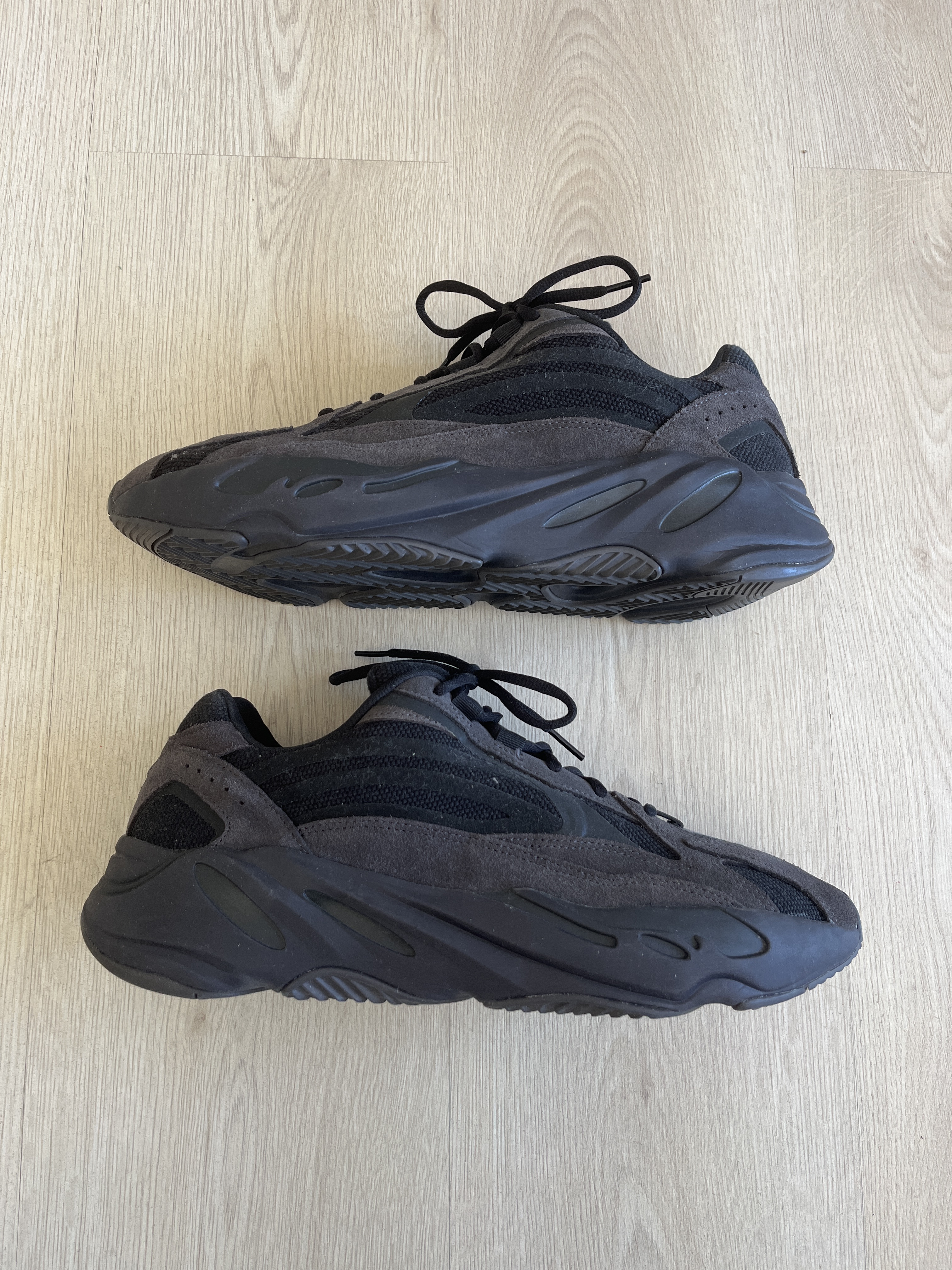 Yeezy Boost 700 V2 'Vanta' (2019) photo 1