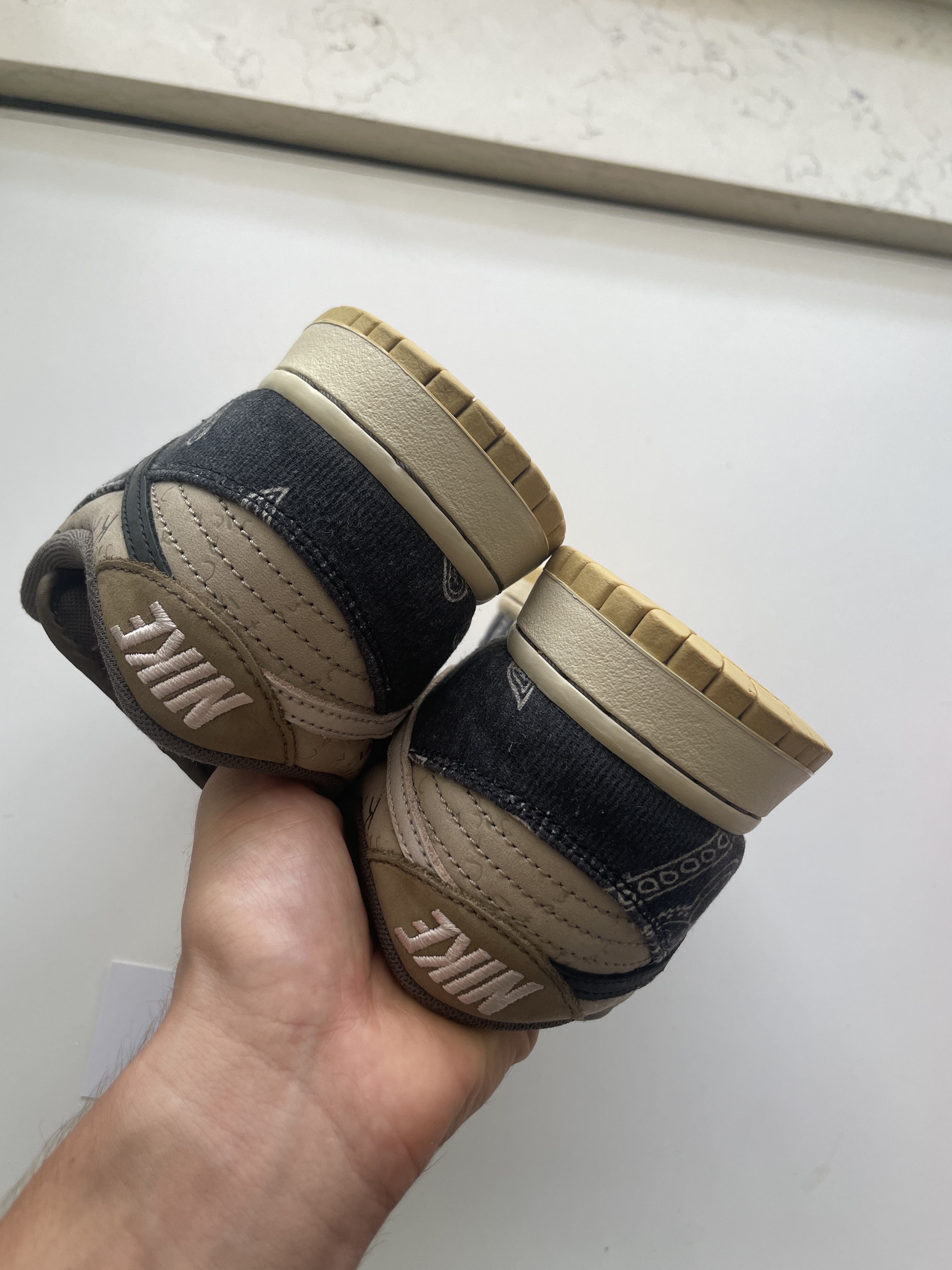Nike SB x Travis Scott Dunk Low 'Cactus Jack' (Special Box) (2020) photo 2