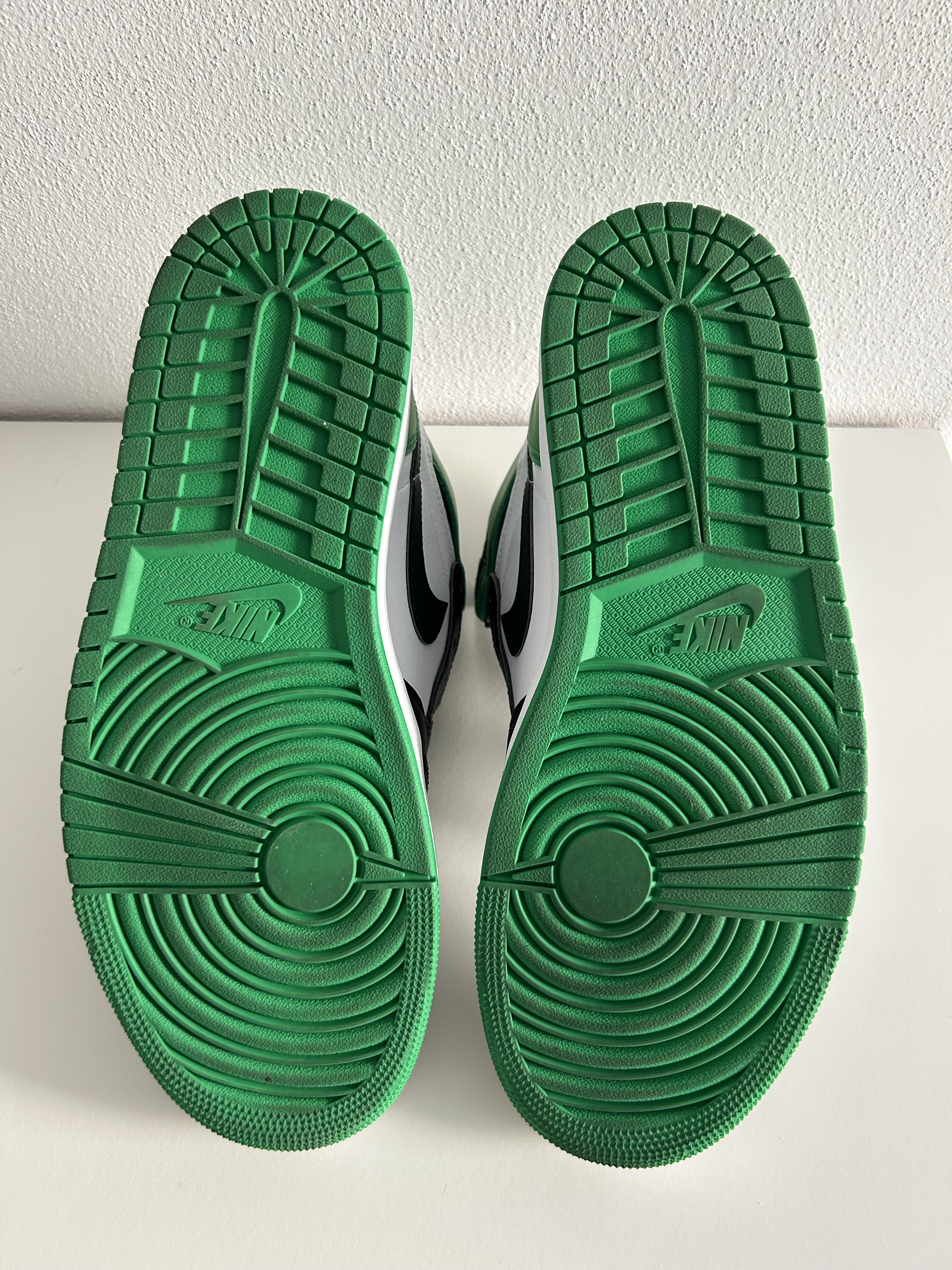 Air Jordan 1 High OG 'Lucky Green' (2023) photo 5