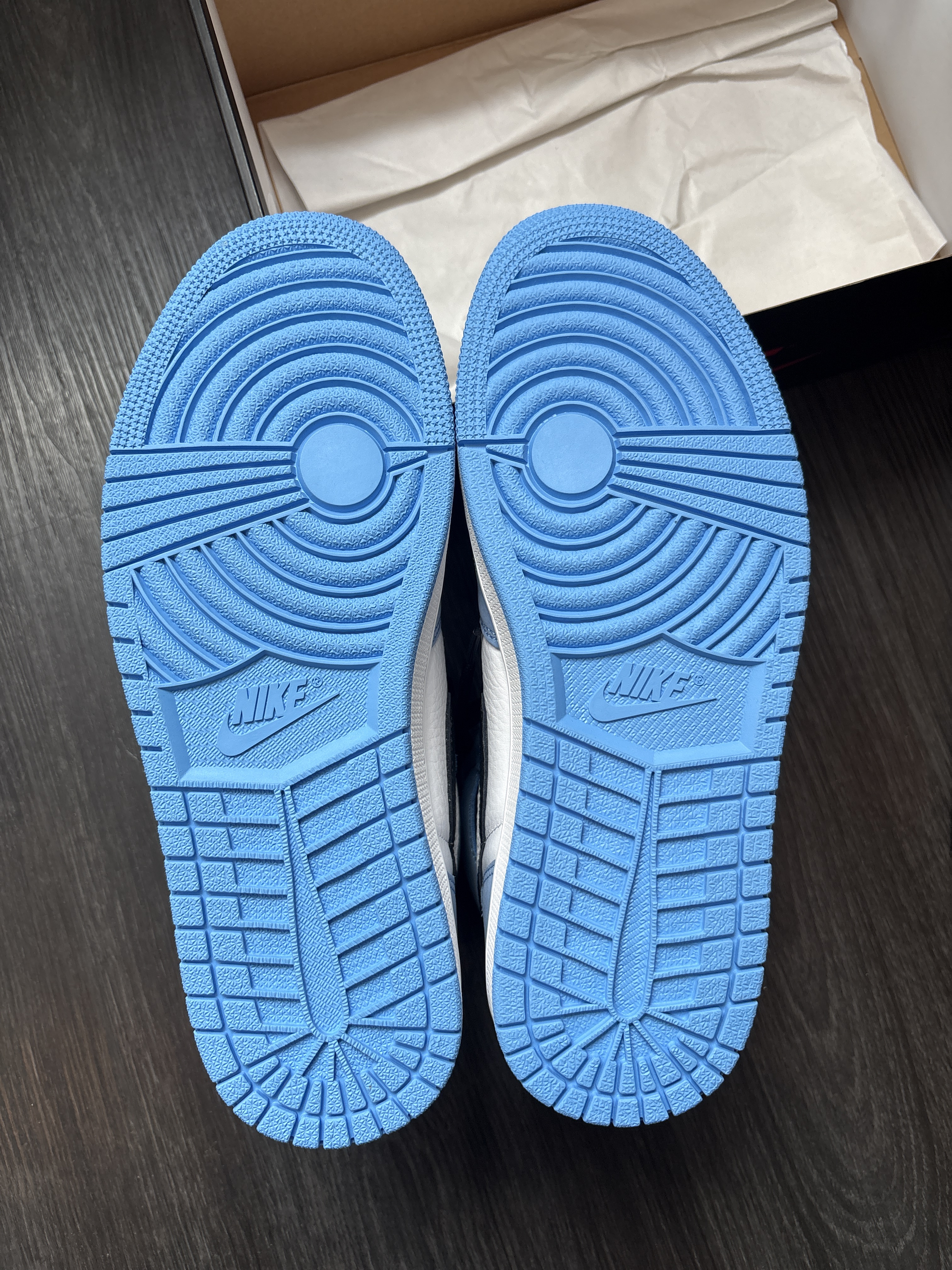 Air Jordan 1 Retro High 'White University Blue' (2021) photo 5