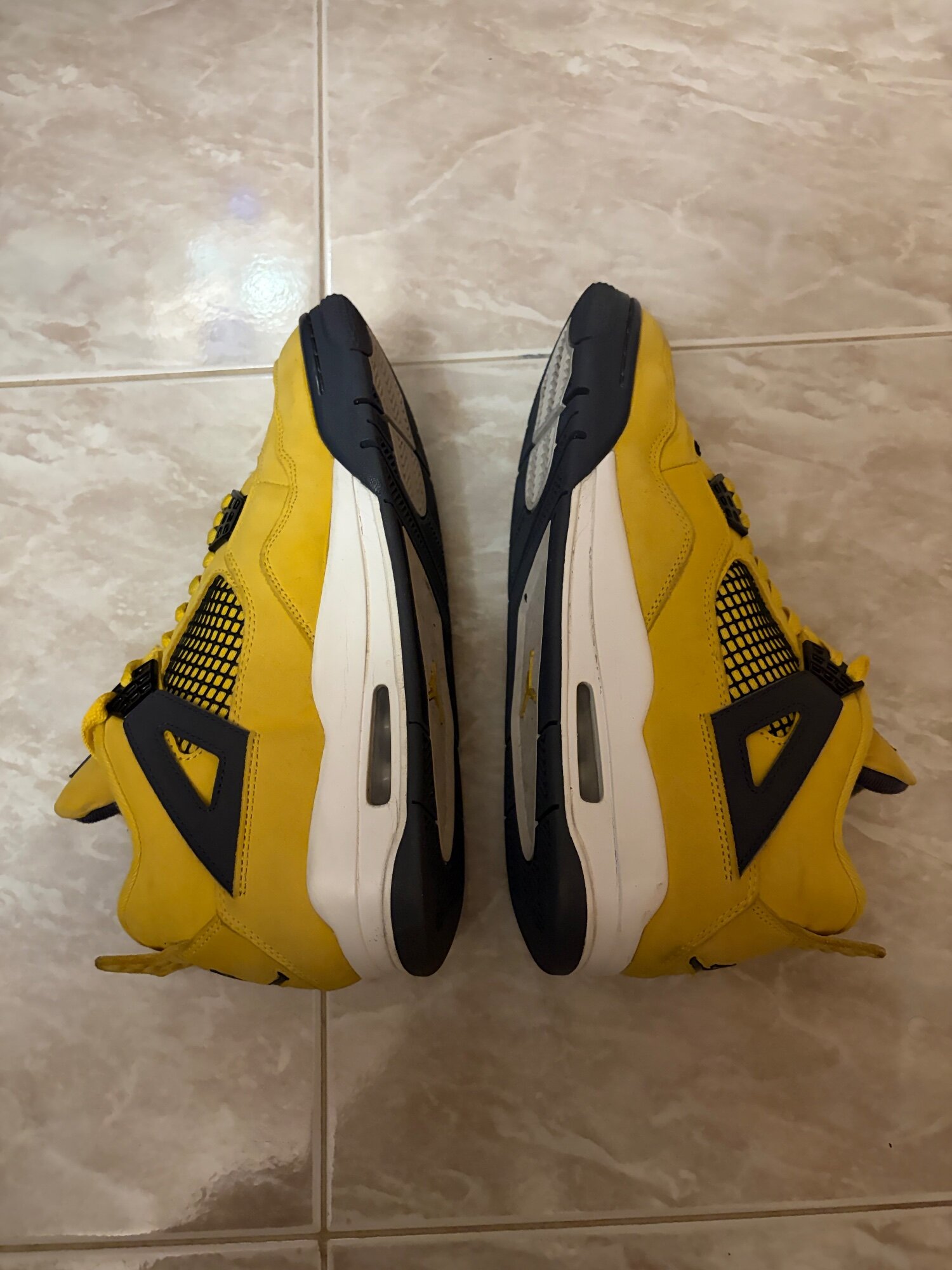 Air Jordan 4 Retro 'Lightning' (2021) photo 2