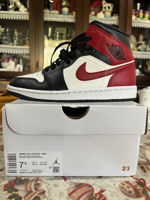 Air Jordan 1 Mid SE WMNS 'Black Toe' (2024)