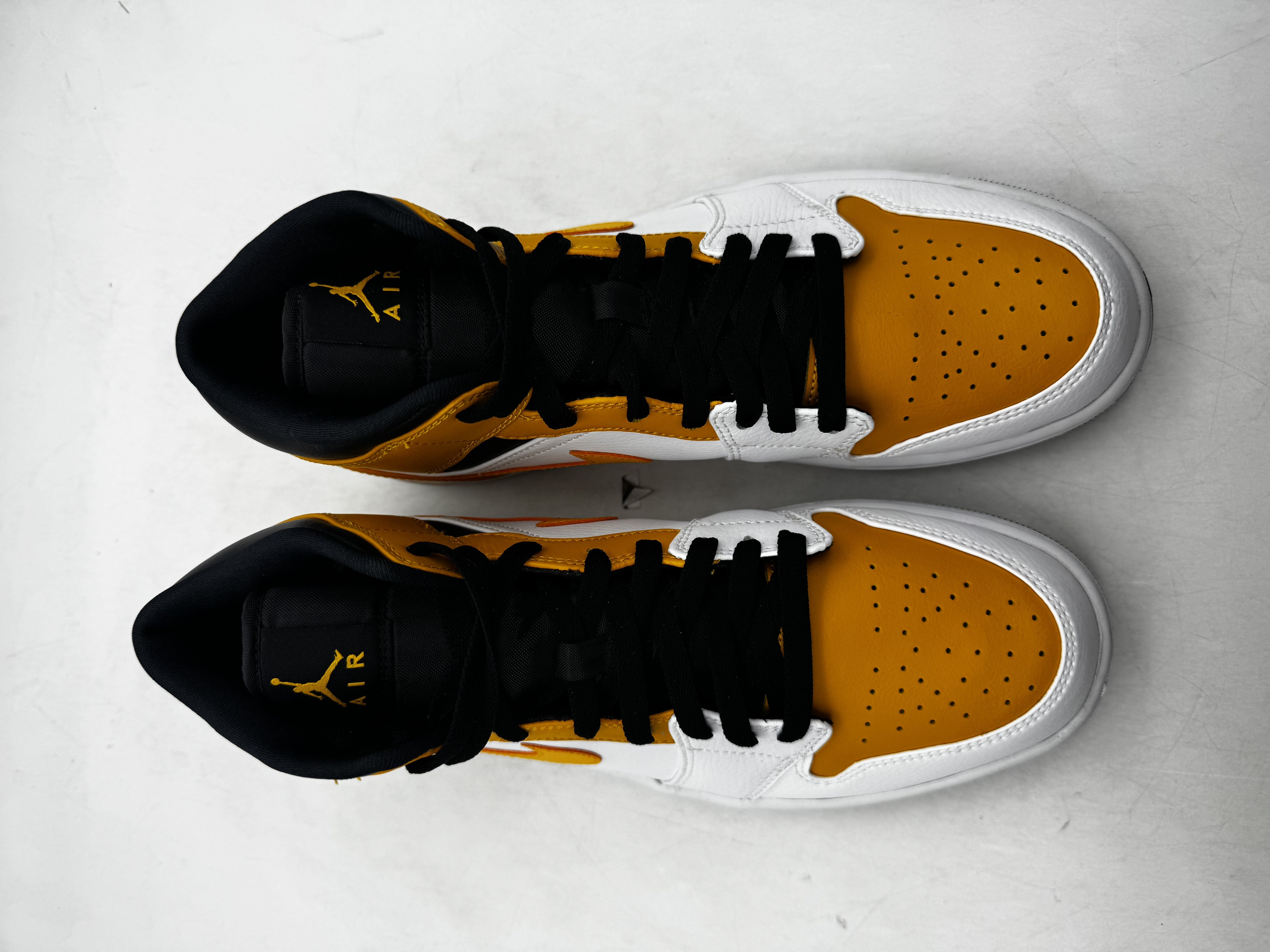 Air Jordan 1 Mid 'University Gold' (2021) photo 3