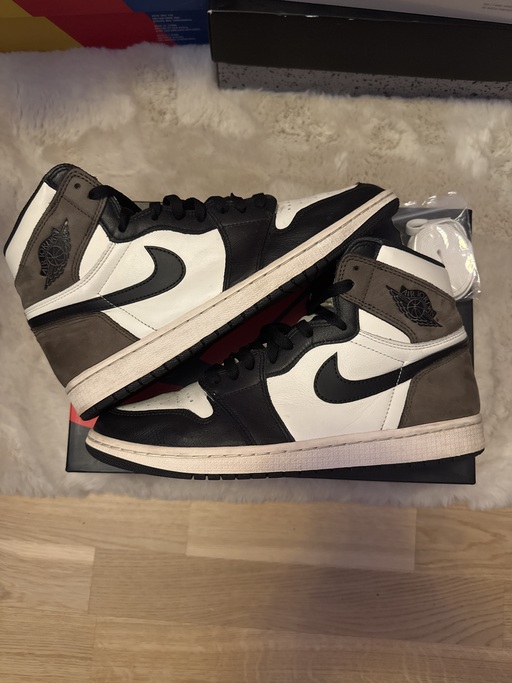Air Jordan 1 Retro High OG 'Dark Mocha' (2020)