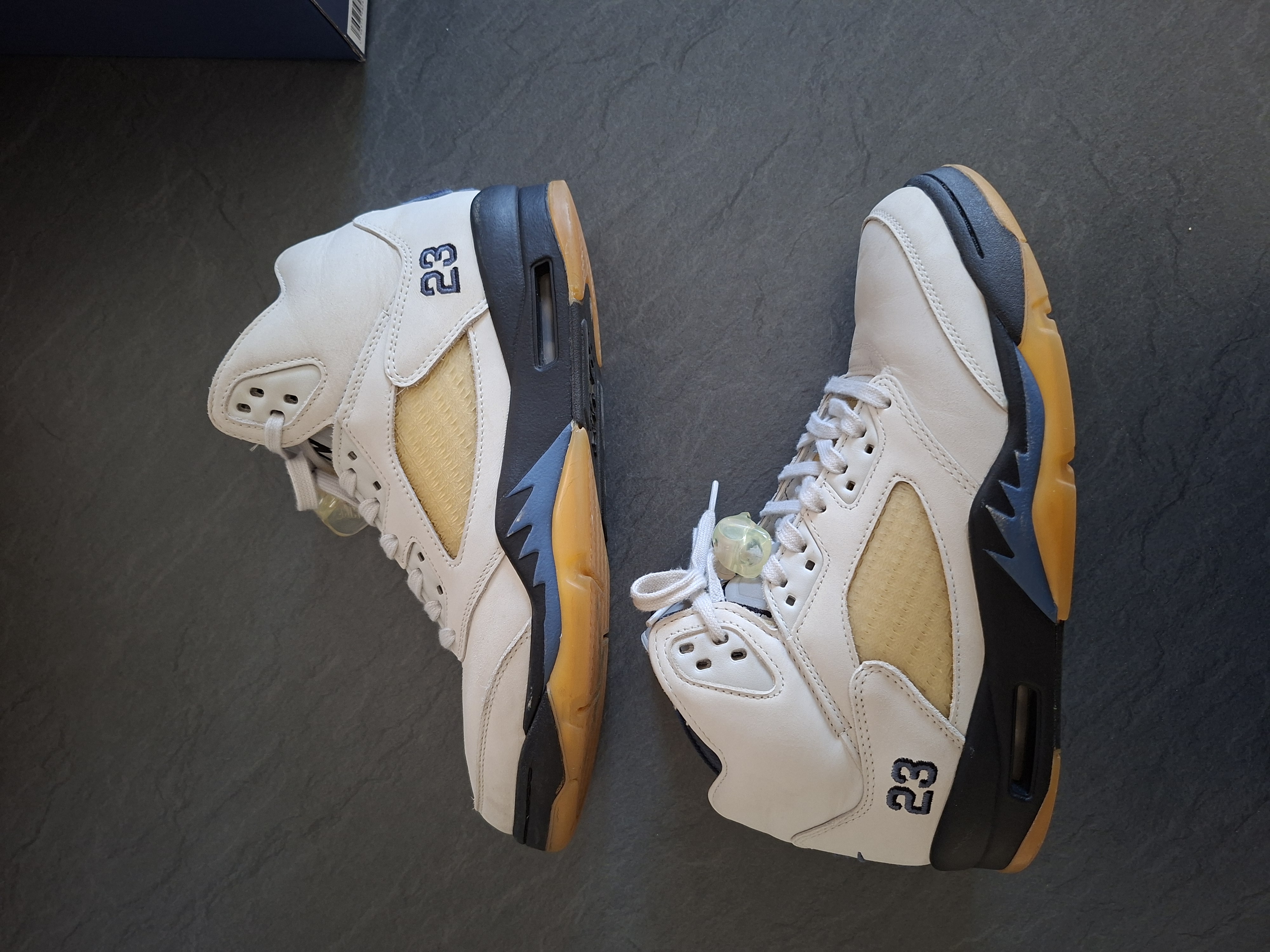 Air Jordan x A Ma Maniére 5 Retro WMNS 'Dawn' (2023) photo 1