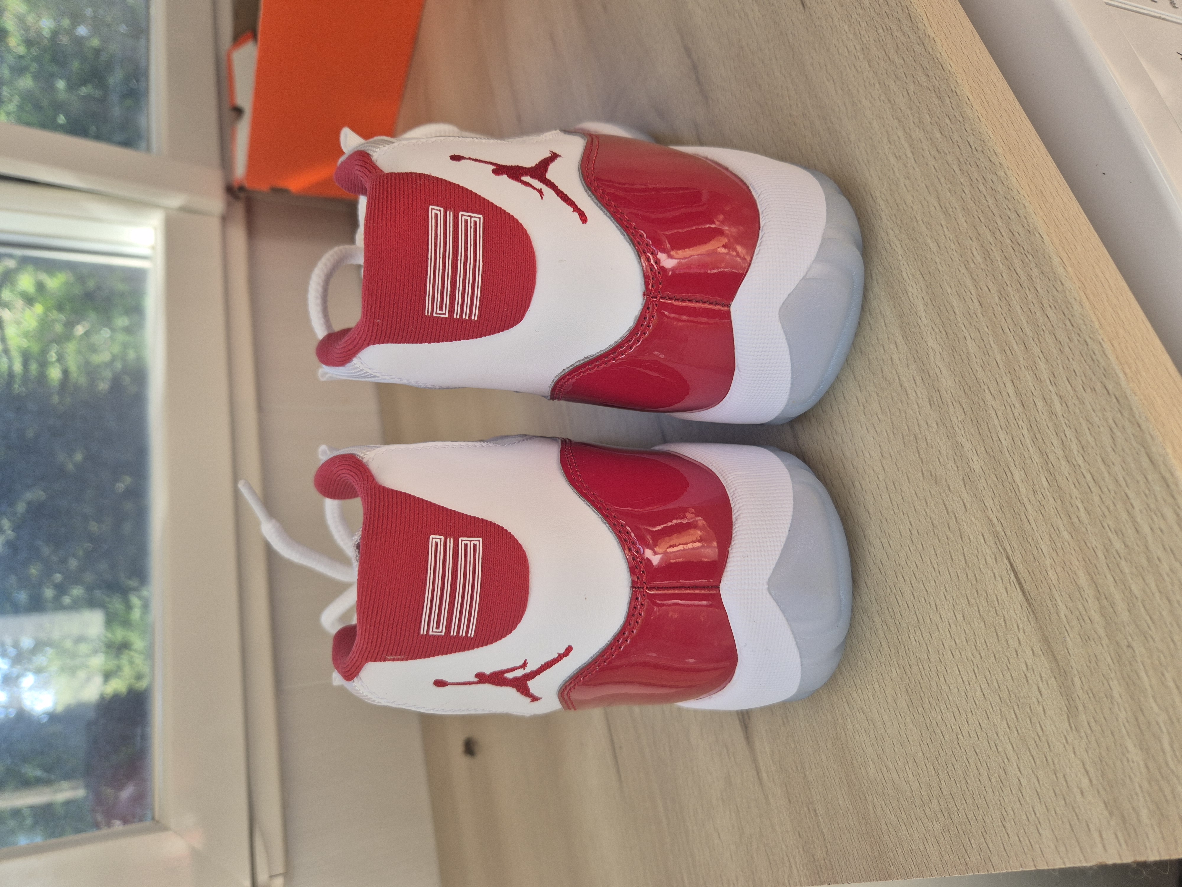 Air Jordan 11 'Cherry' (2022) photo 4