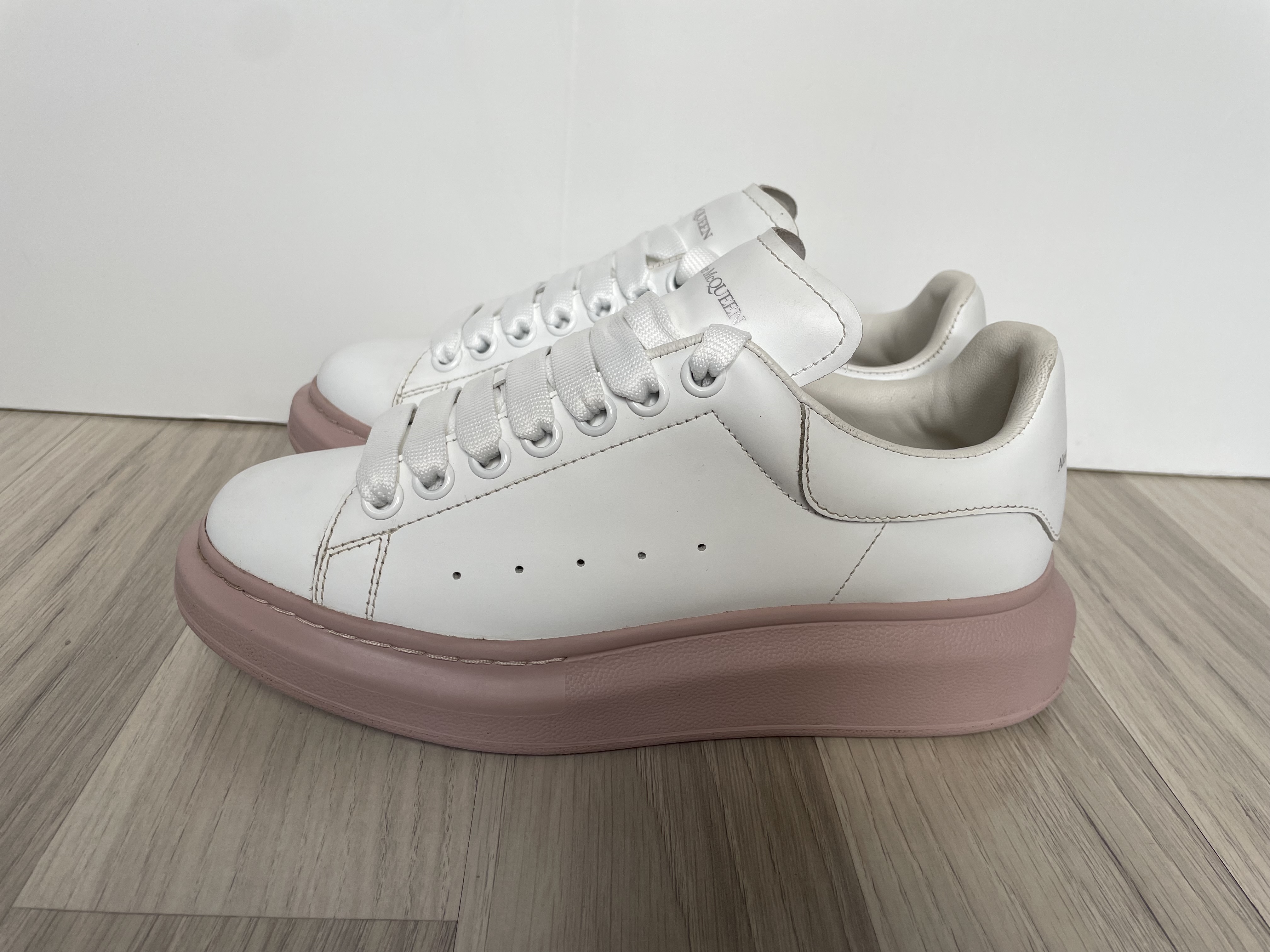 Luxury Alexander McQueen Oversized White photo 1