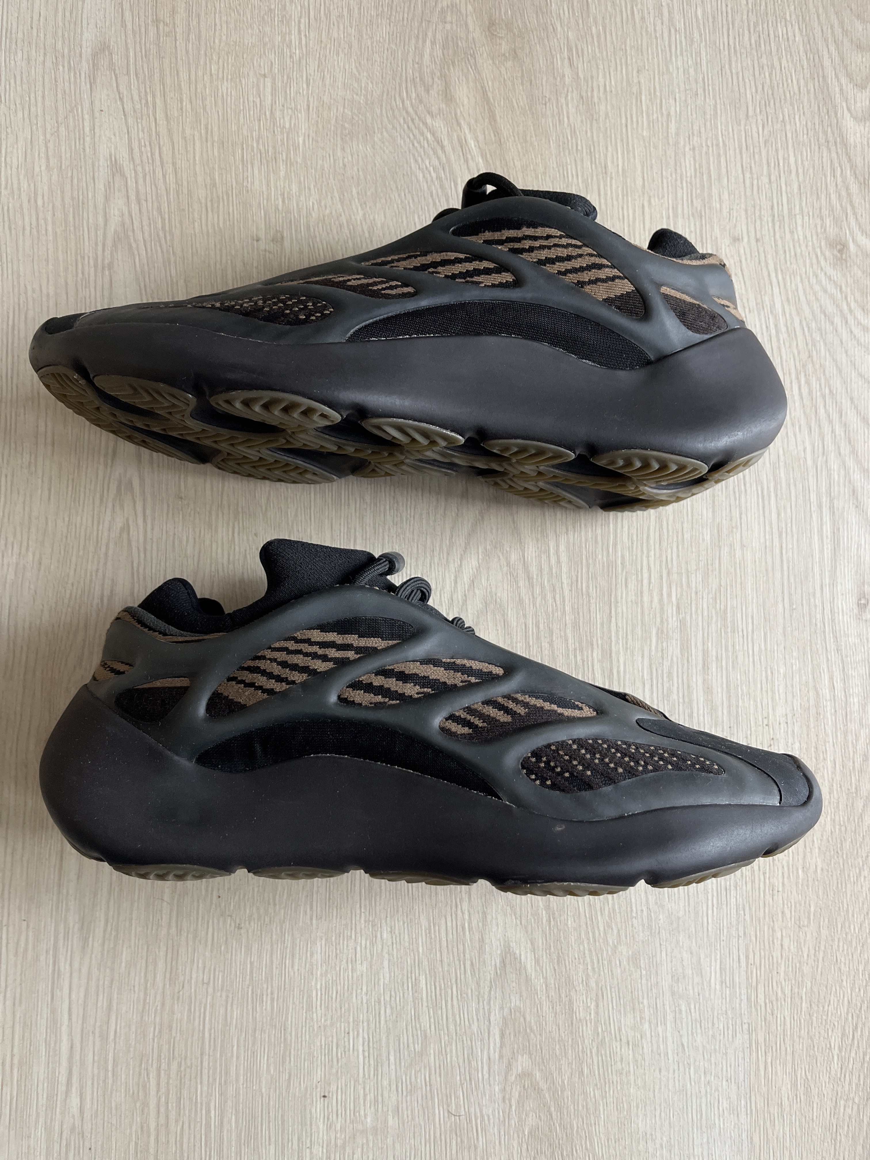 Yeezy 700 V3 'Clay Brown' (2020) photo 1