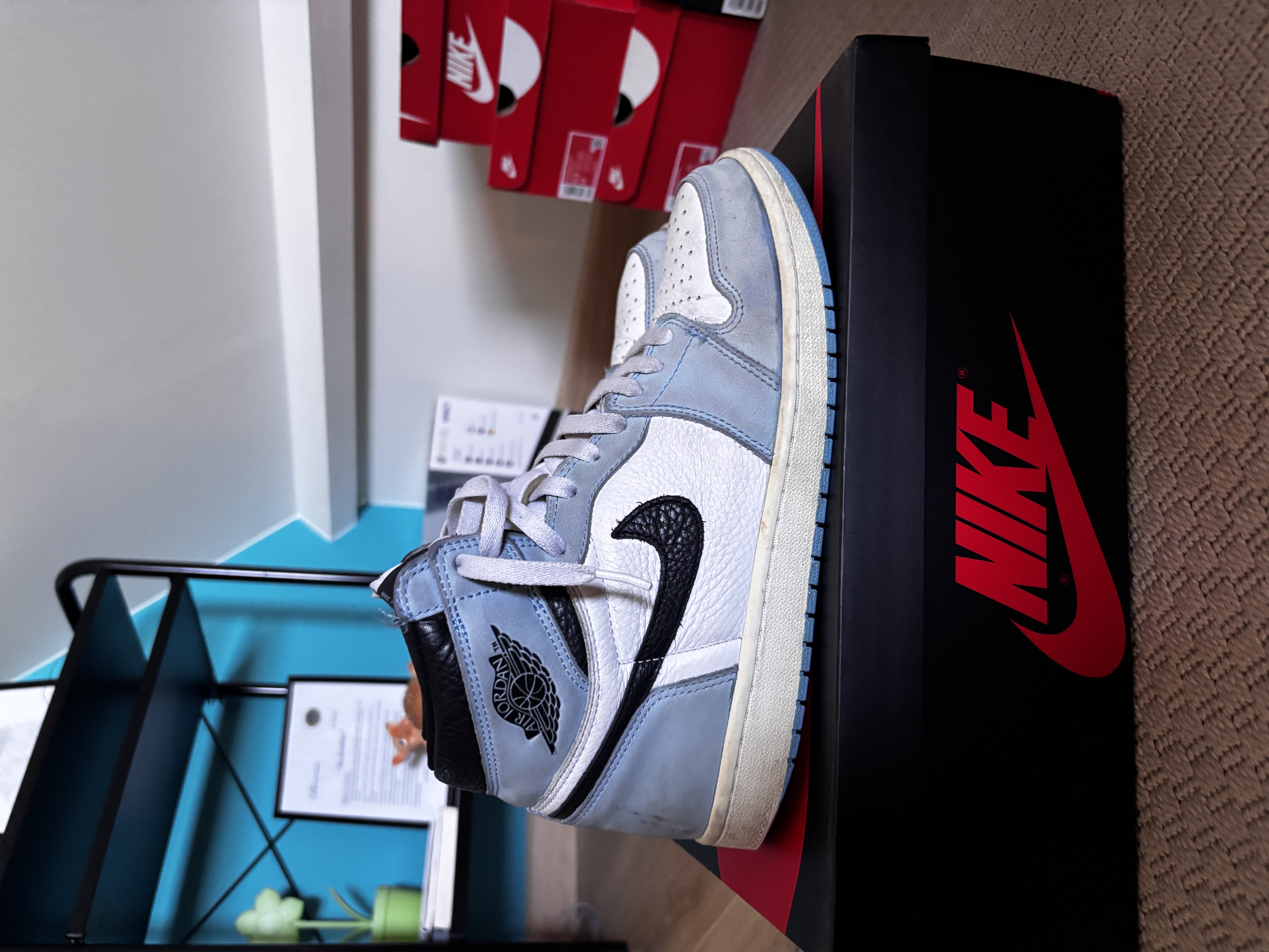 Air Jordan 1 Retro High 'White University Blue' (2021) photo 2
