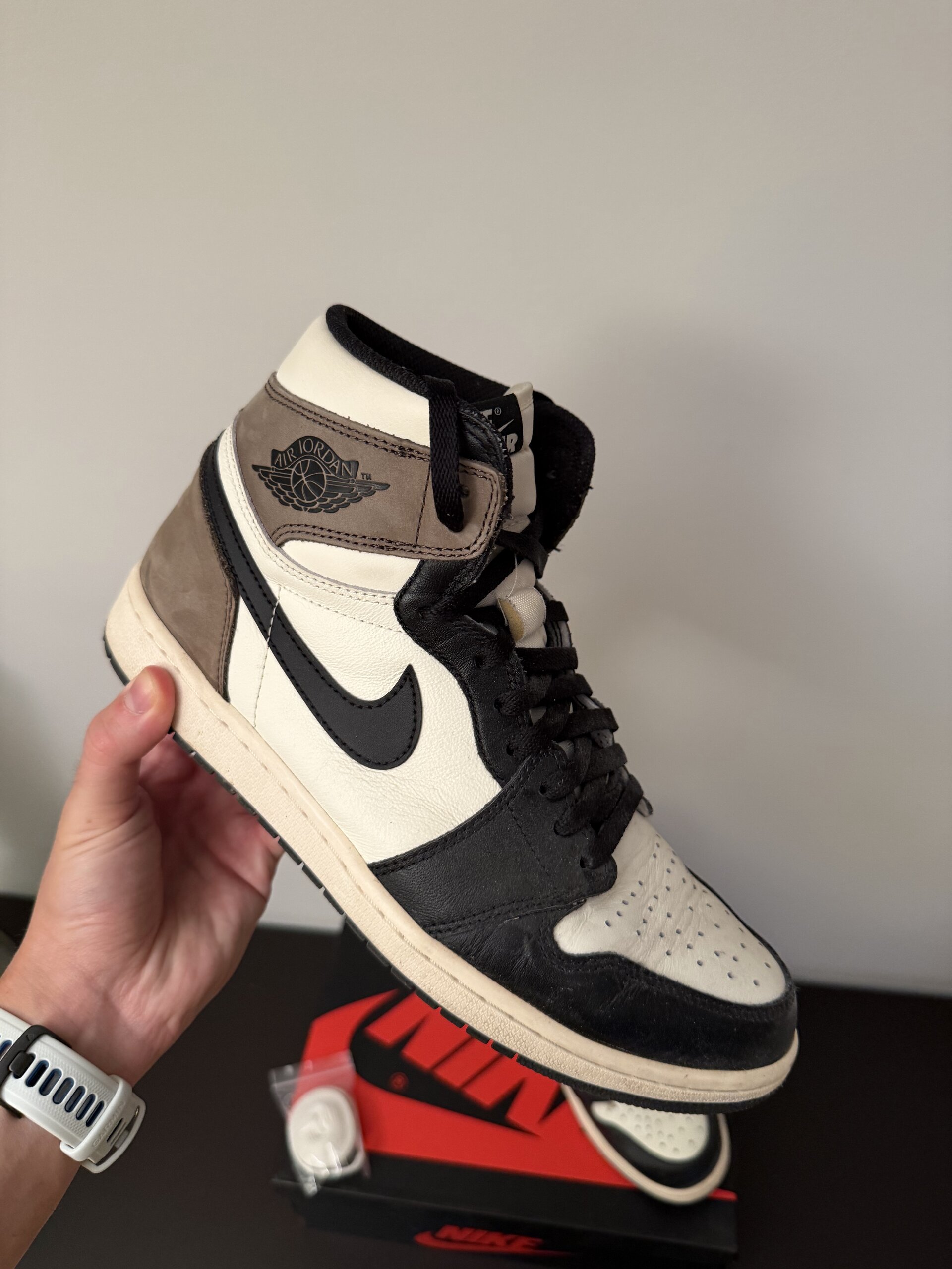 Air Jordan 1 Retro High OG 'Dark Mocha' (2020) photo 2
