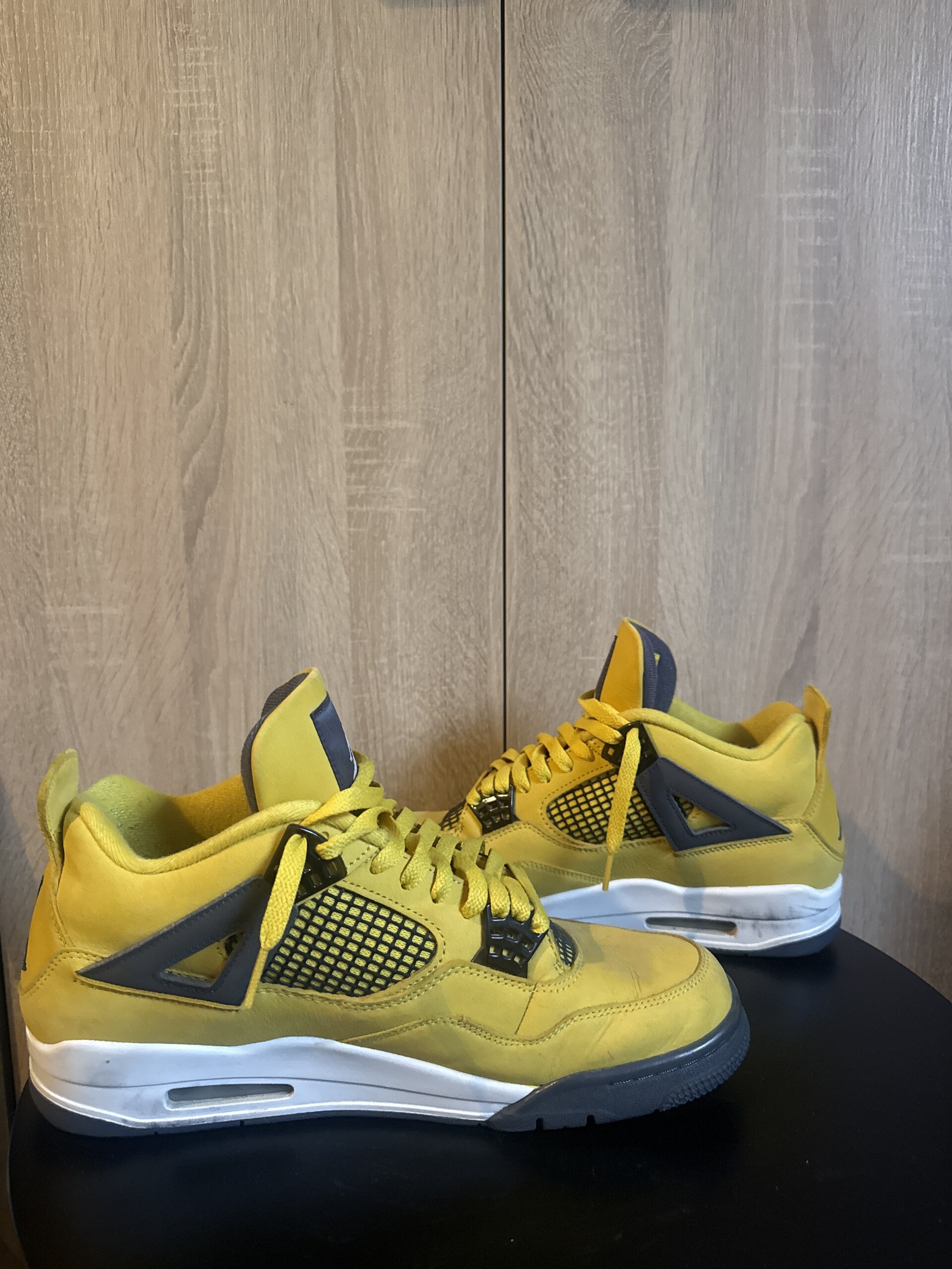 Air Jordan 4 Retro 'Lightning' (2021) photo 2