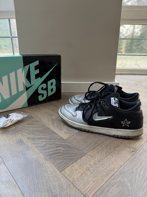 Nike SB x Supreme Dunk Low 'Metallic Silver' (2019)