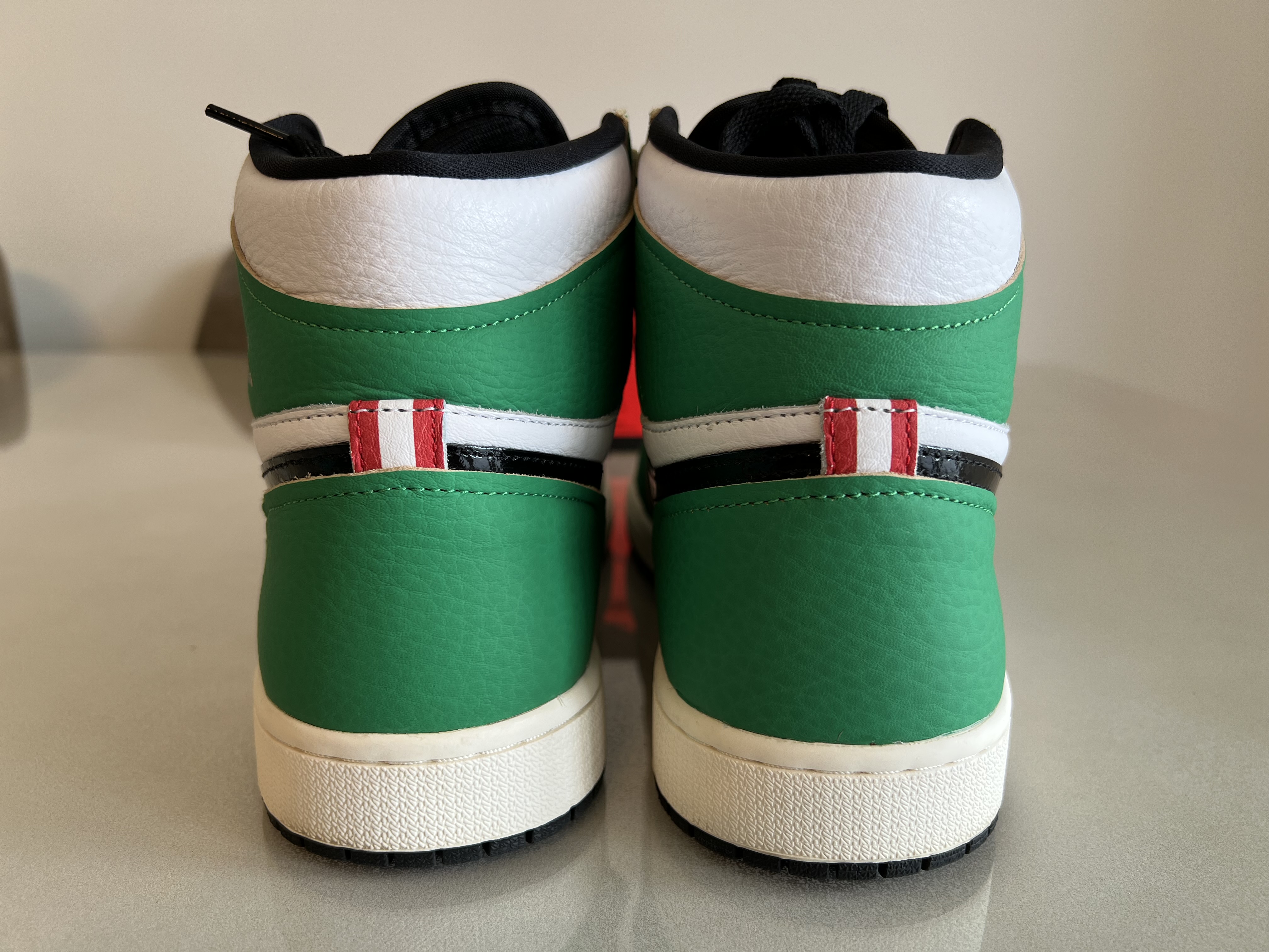 Air Jordan 1 High OG WMNS 'Lucky Green' (2020) photo 4