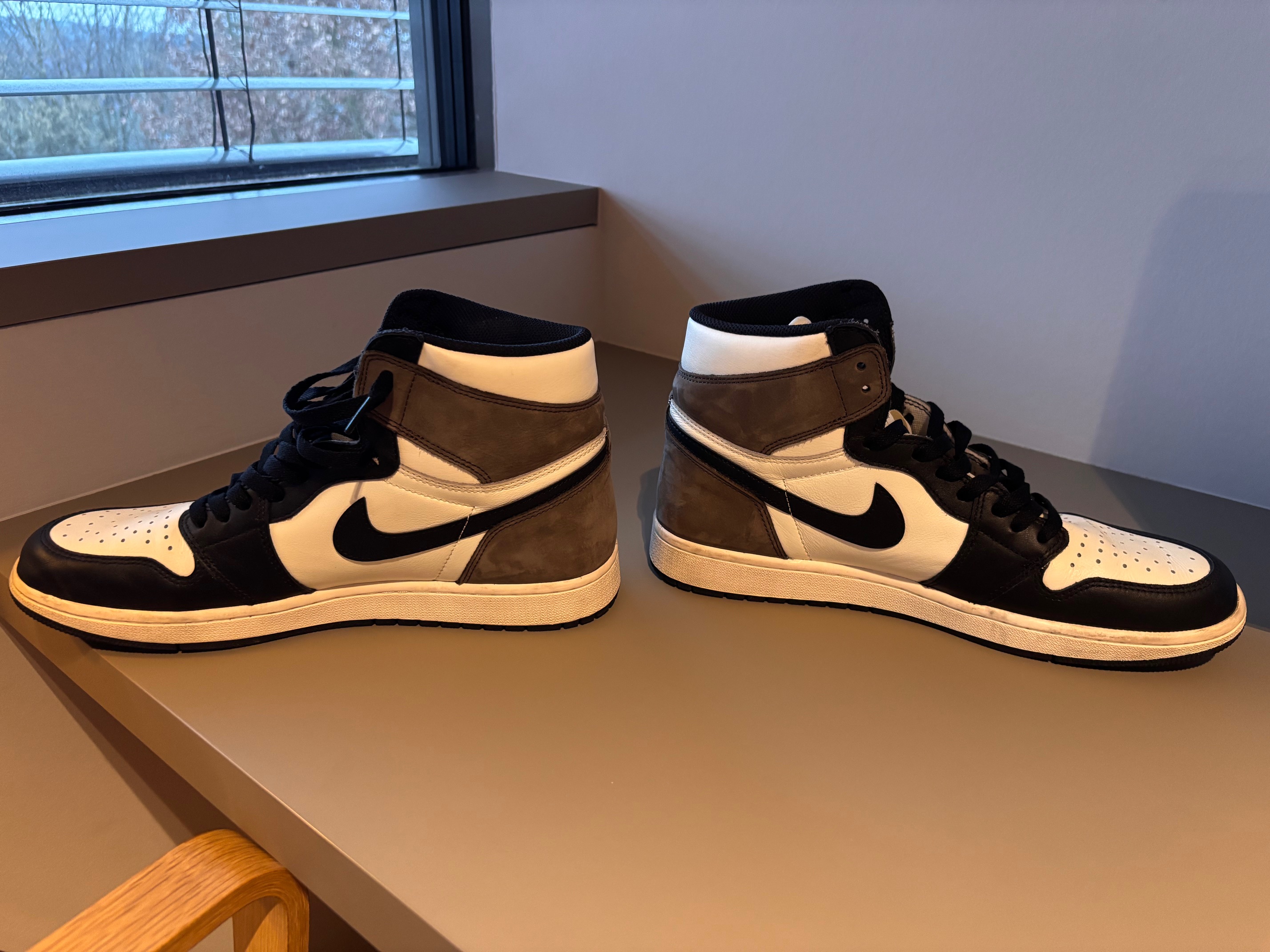 Air Jordan 1 Retro High OG 'Dark Mocha' (2020) photo 2