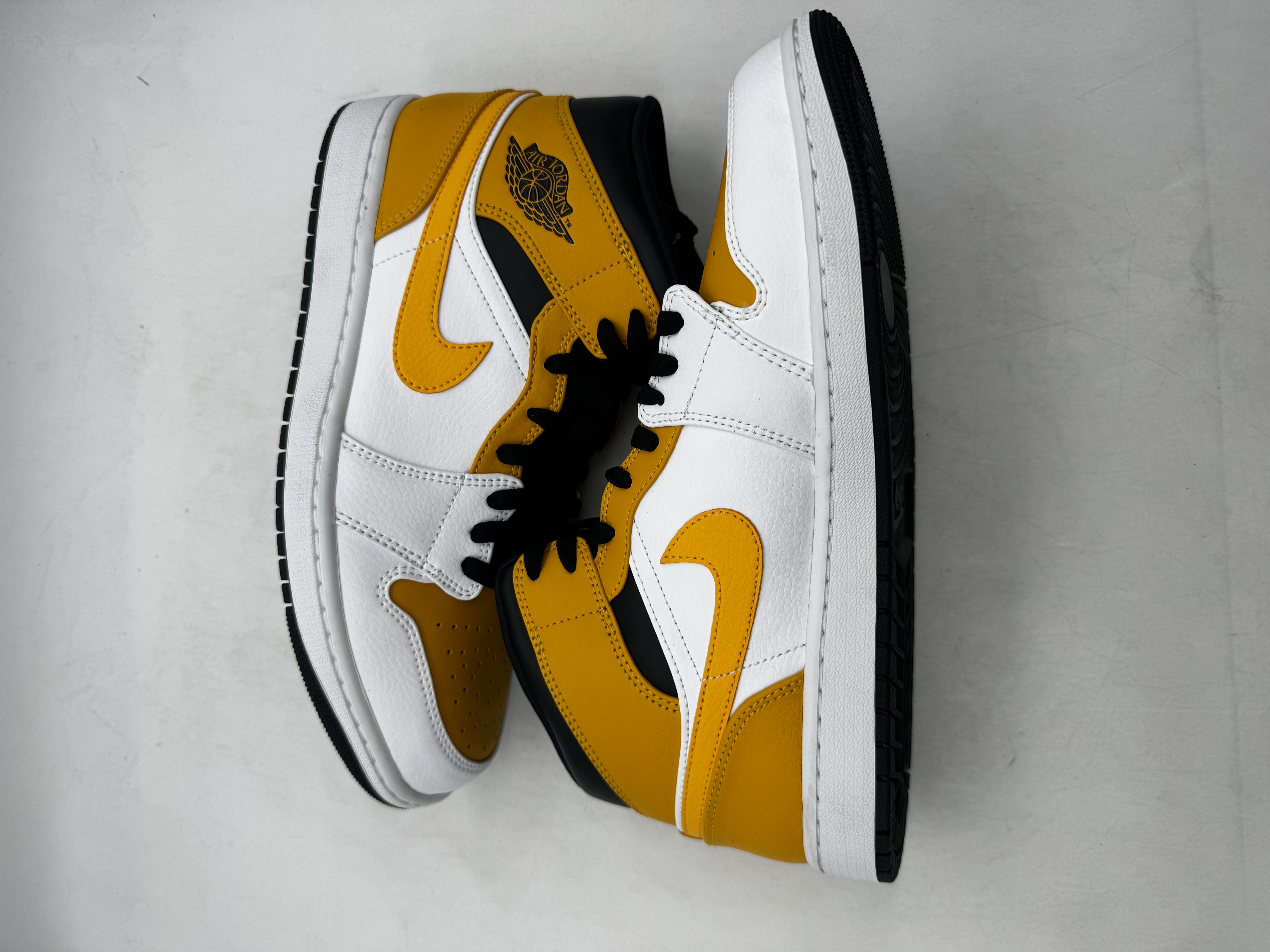 Air Jordan 1 Mid 'University Gold' (2021) photo 4