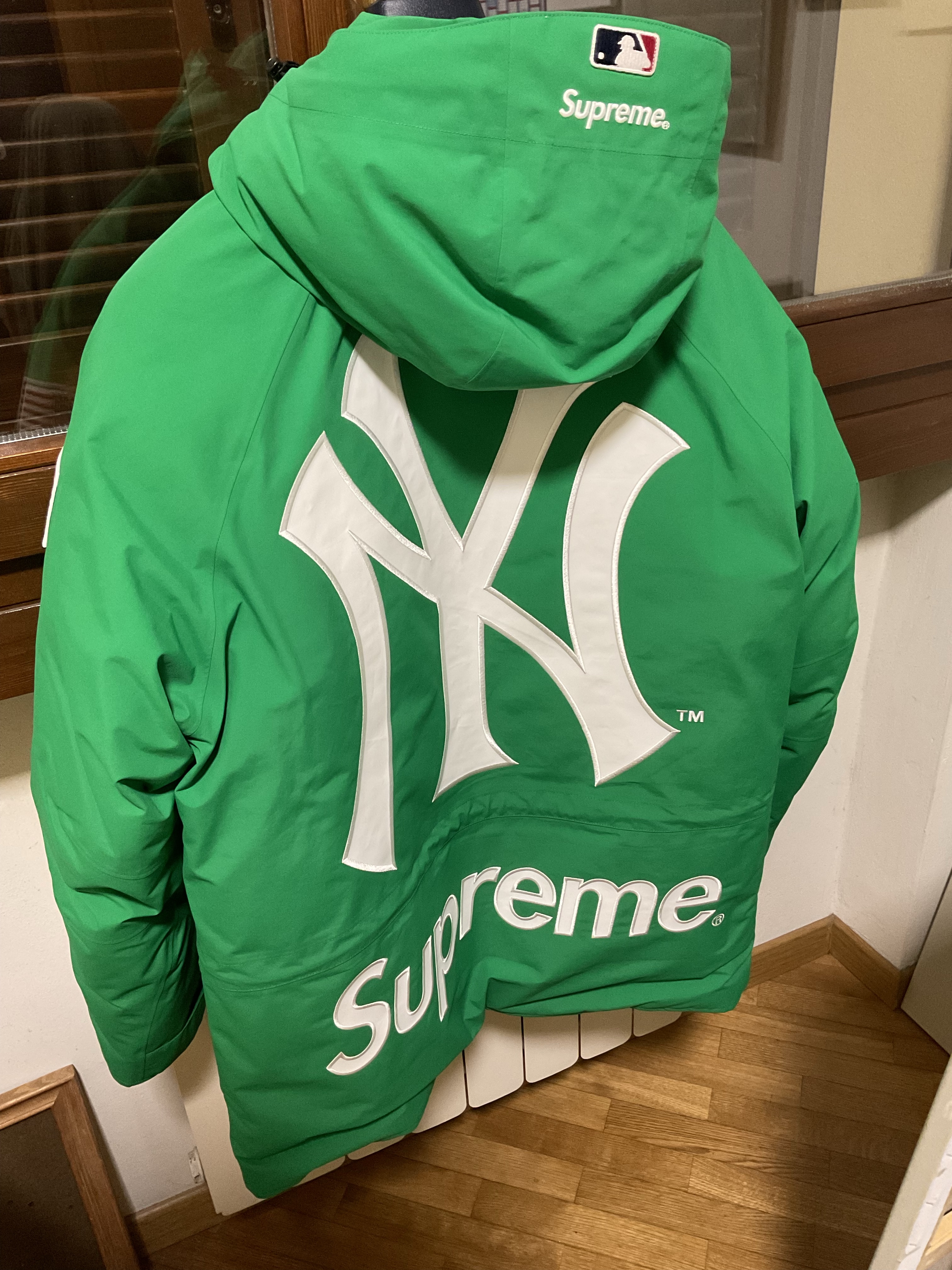 Supreme New York Yankees™ GORE-TEX 700-Fill Down Jacket Green 