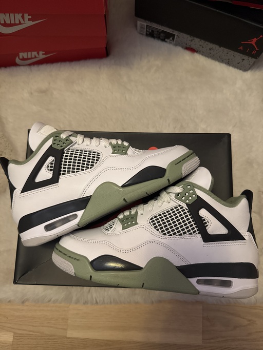 Air Jordan 4 WMNS 'Seafoam' (2023)