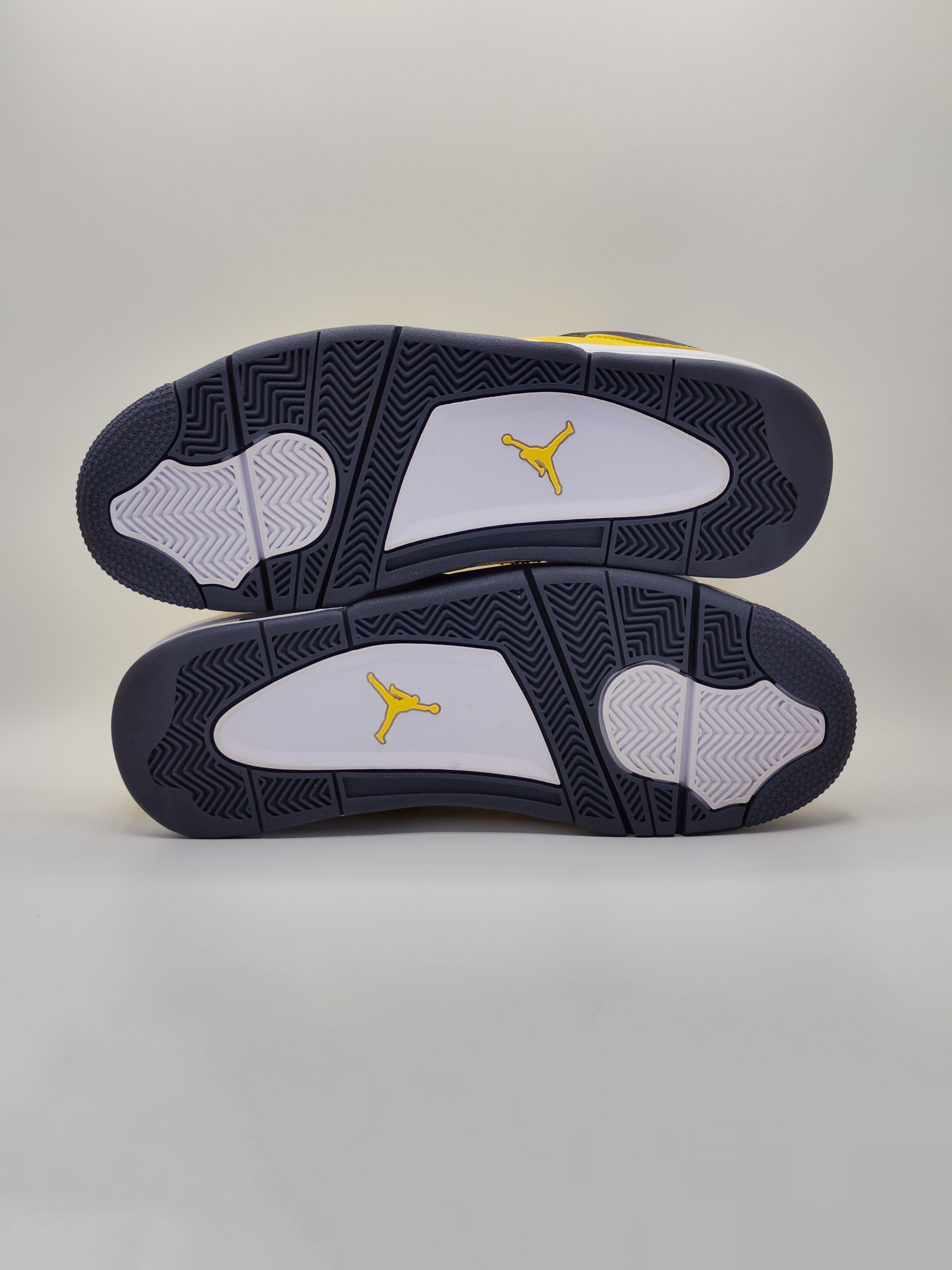 Air Jordan 4 Retro 'Lightning' (2021) photo 5