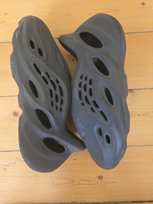 Yeezy Foam Runner 'Carbon' (2023)