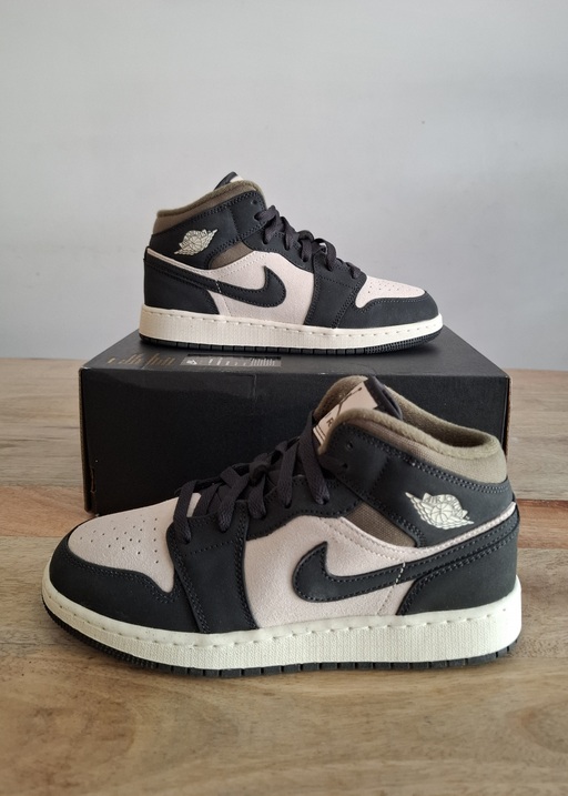 Air Jordan 1 Mid 'Off Noir Medium Olive' (GS) (2025)