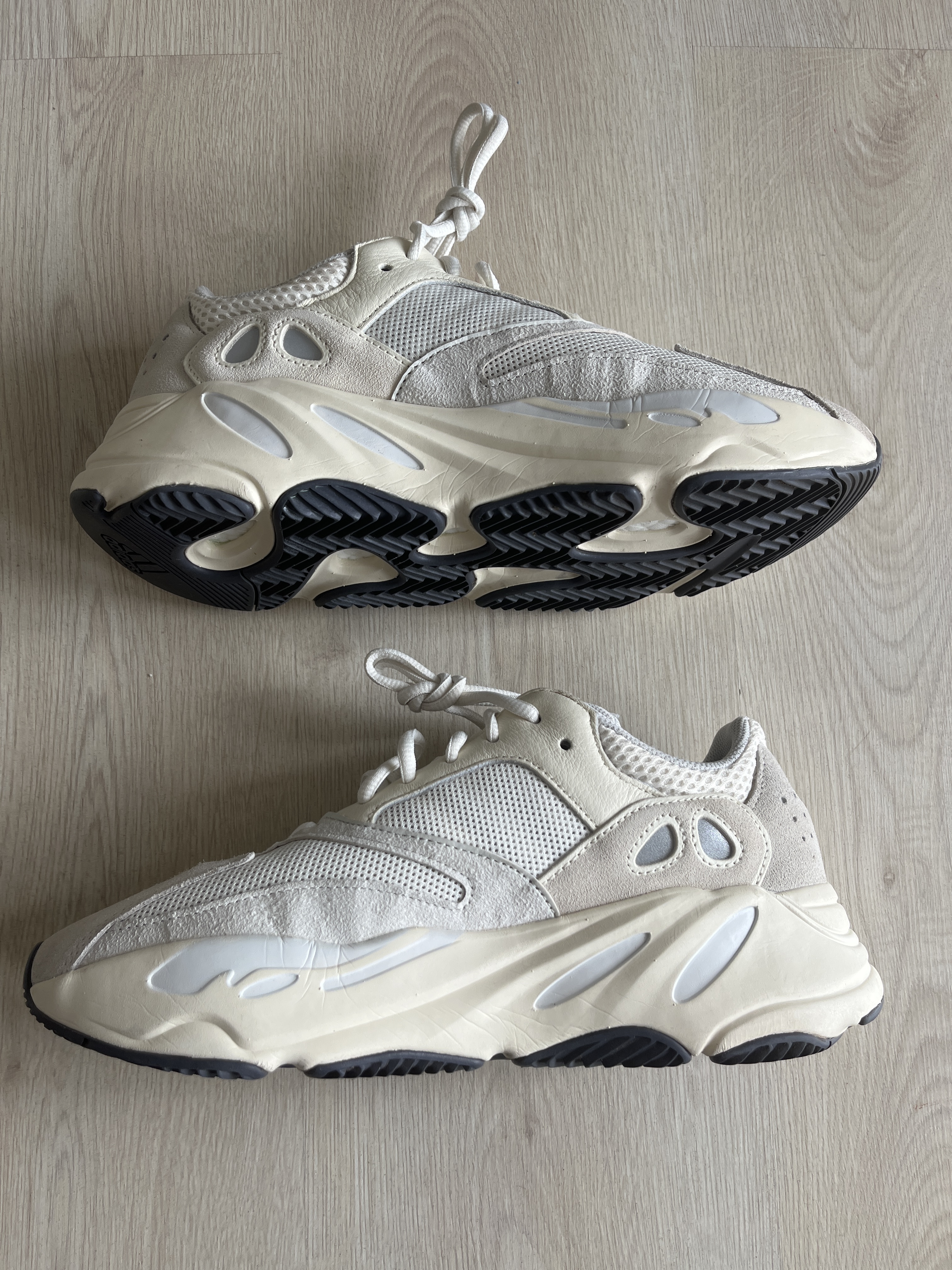 Yeezy Boost 700 'Analog' photo 2