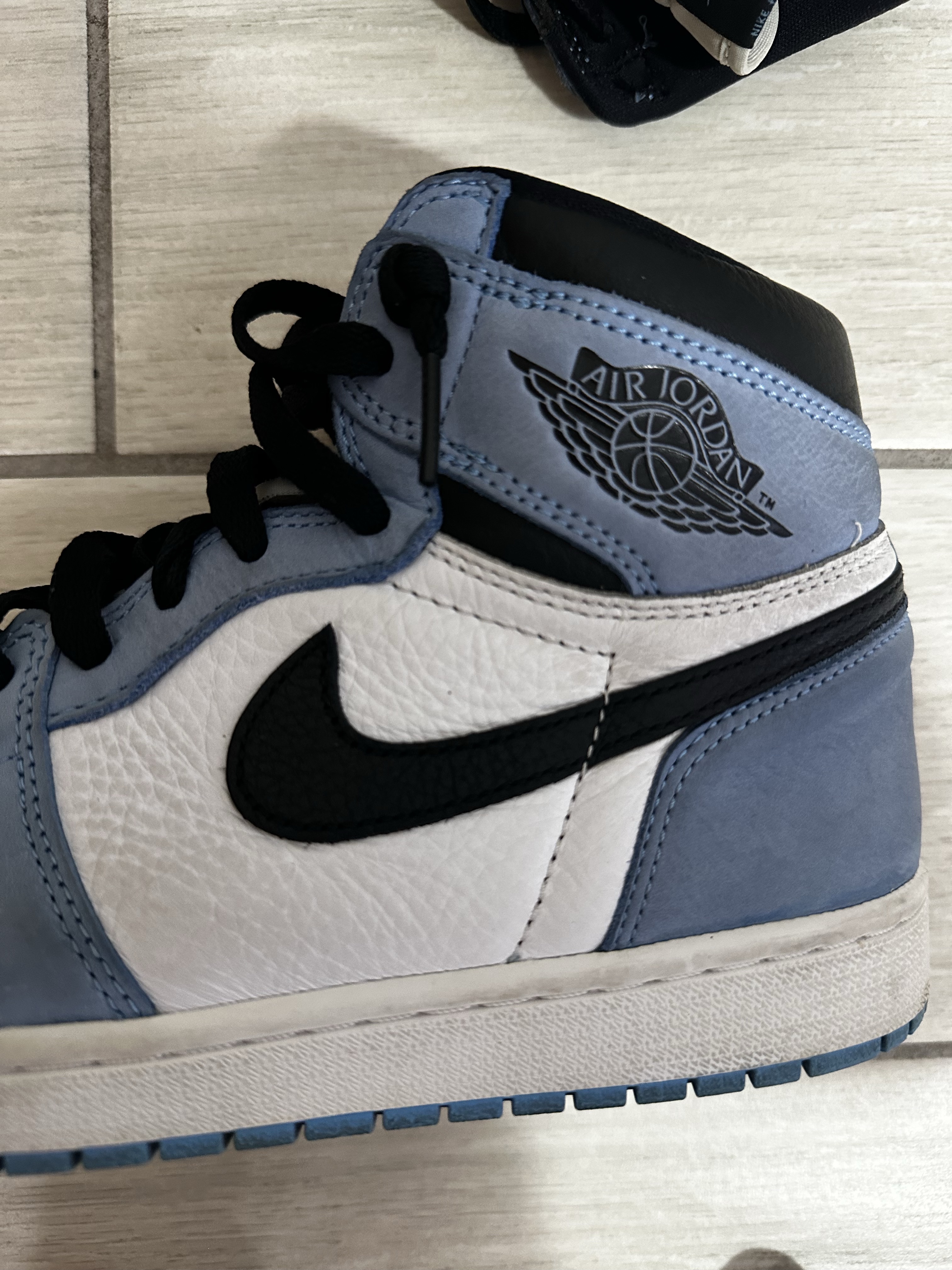 Air Jordan 1 Retro High 'White University Blue' (2021) photo 10