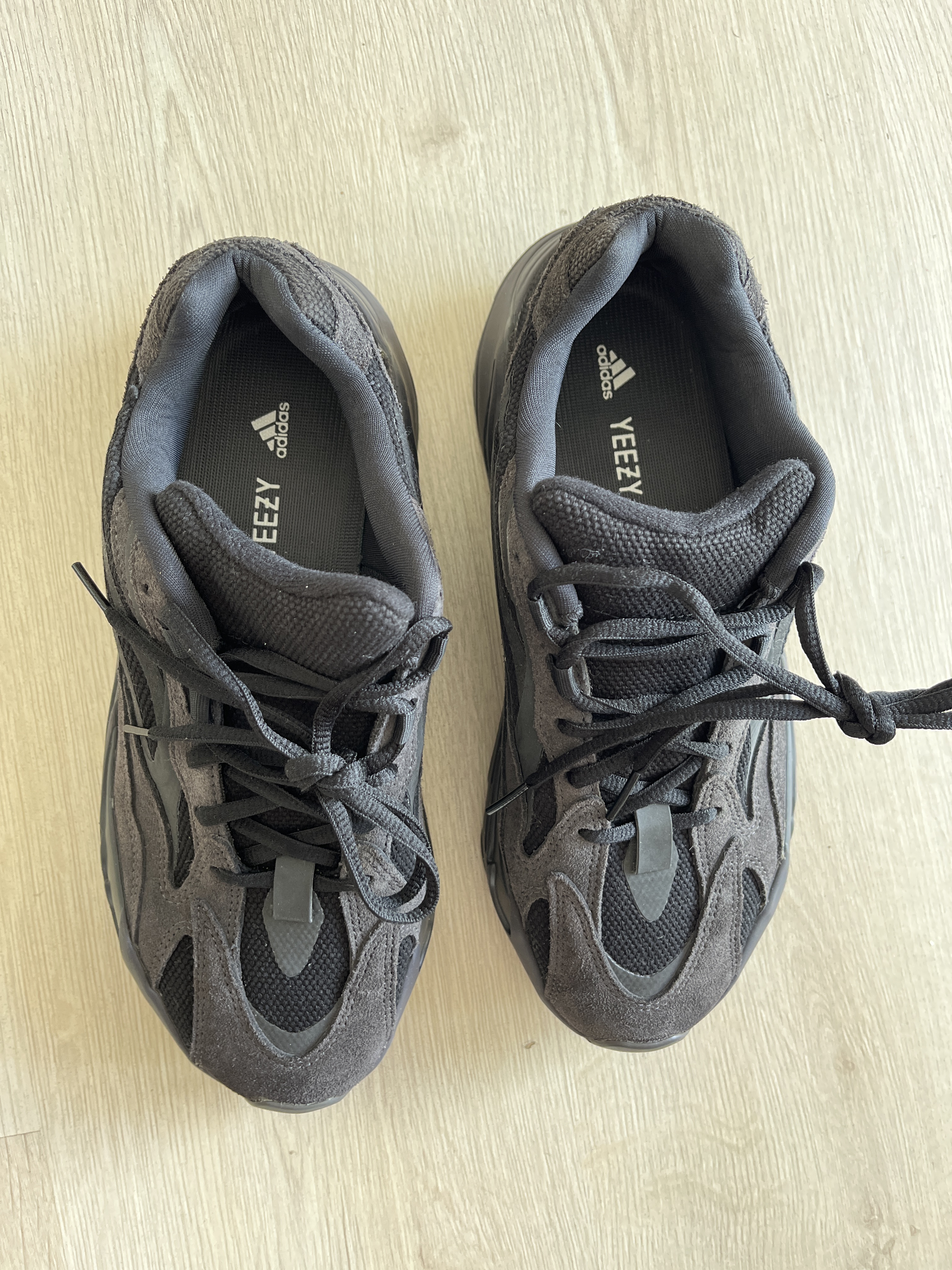 Yeezy Boost 700 V2 'Vanta' (2019) photo 3