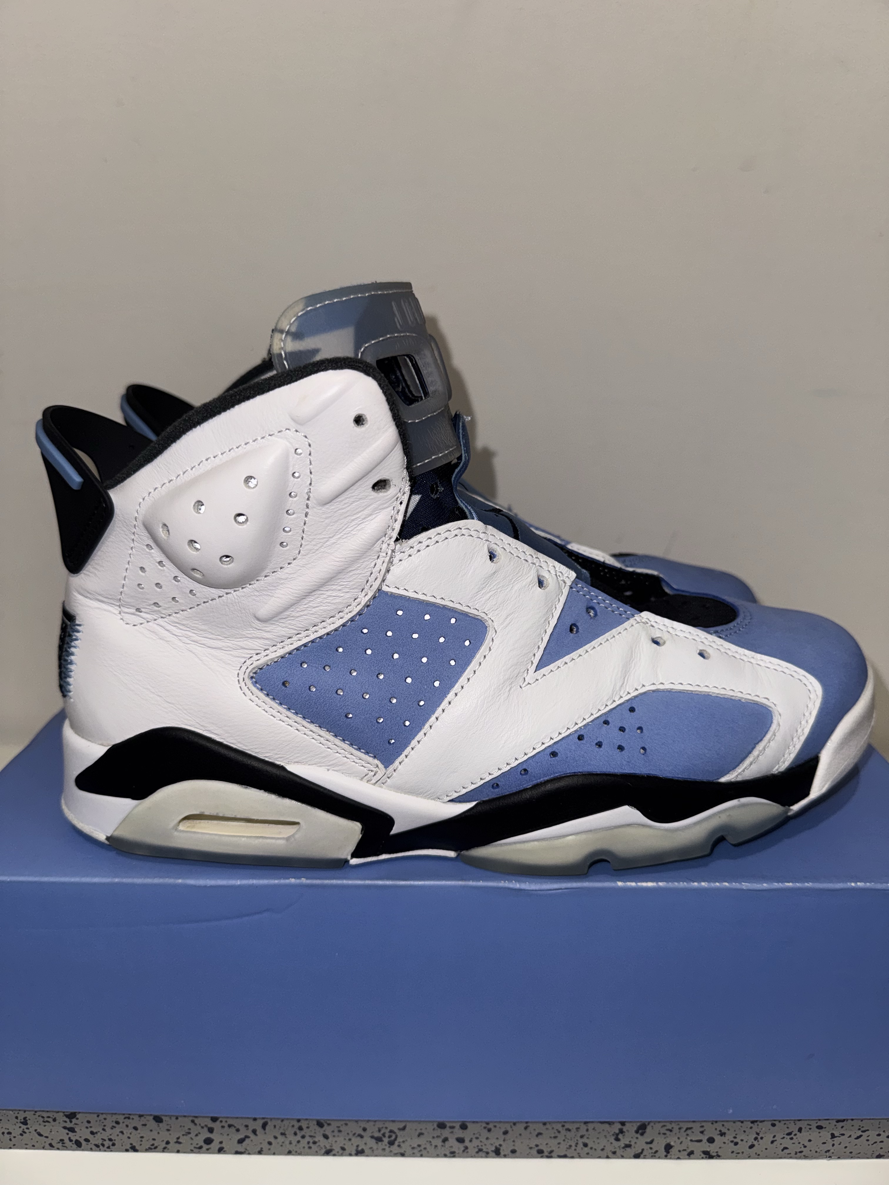 Air Jordan 6 UNC 'Blue White' (2022) photo 2