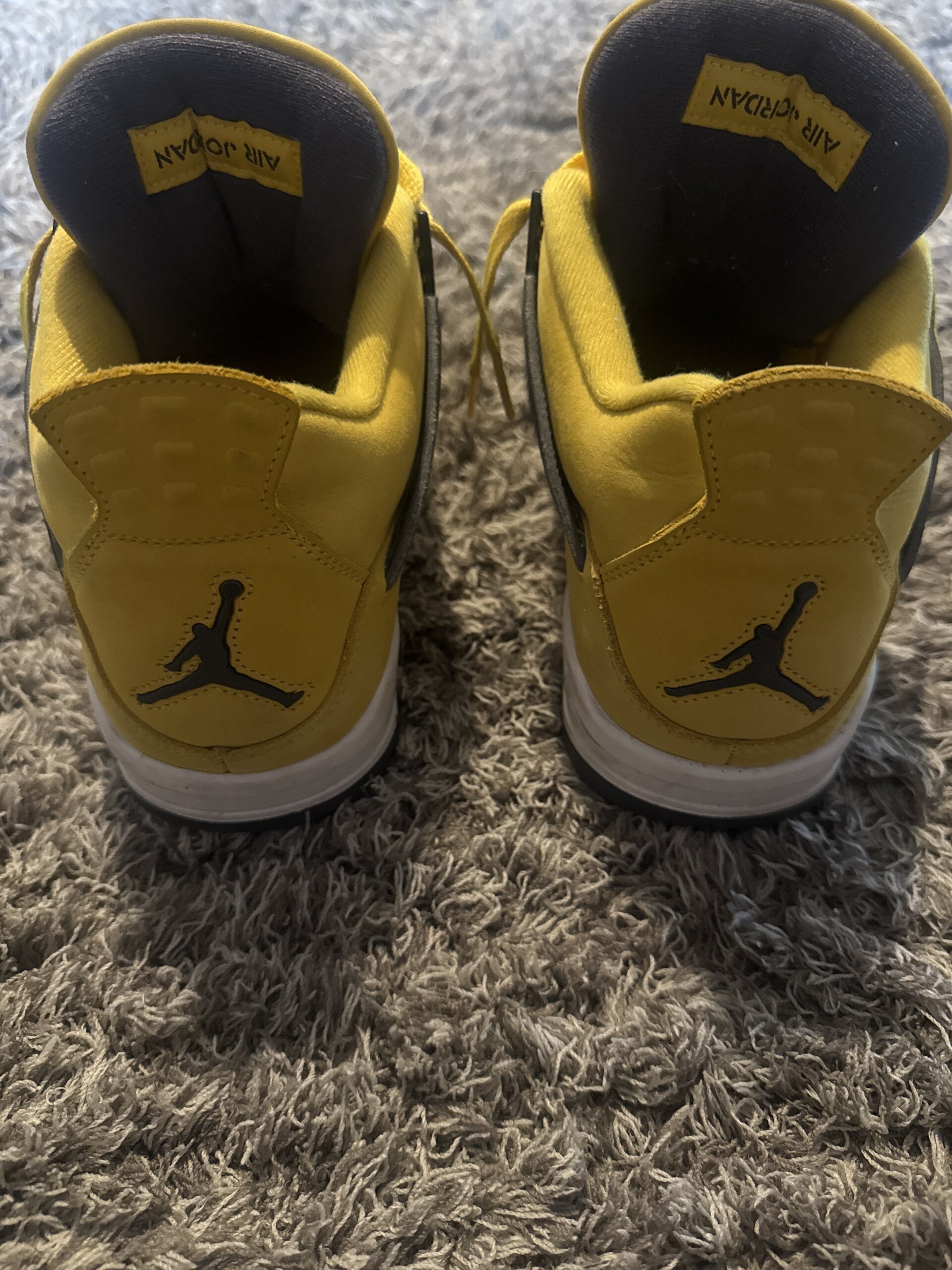 Air Jordan 4 Retro 'Lightning' (2021) photo 4