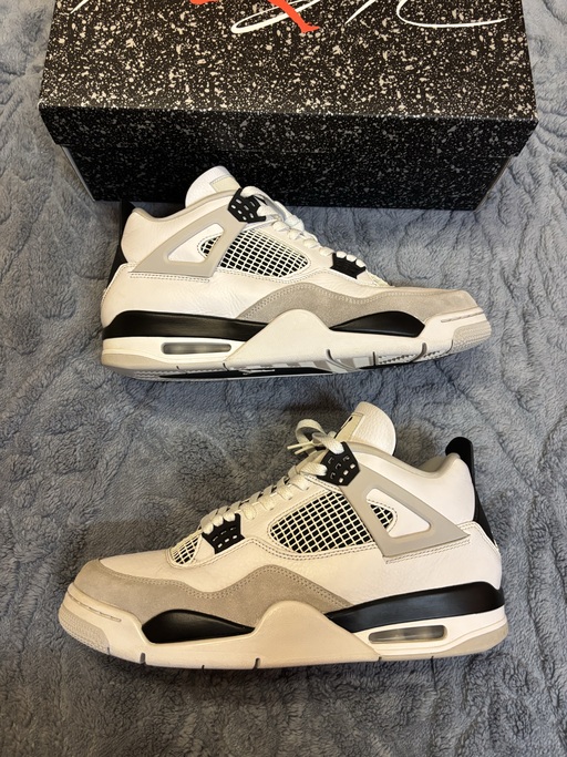 Air Jordan 4 'Military Black' (2022)