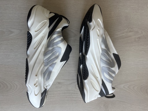 Yeezy Boost 700 MNVN Laceless Analog (2022)