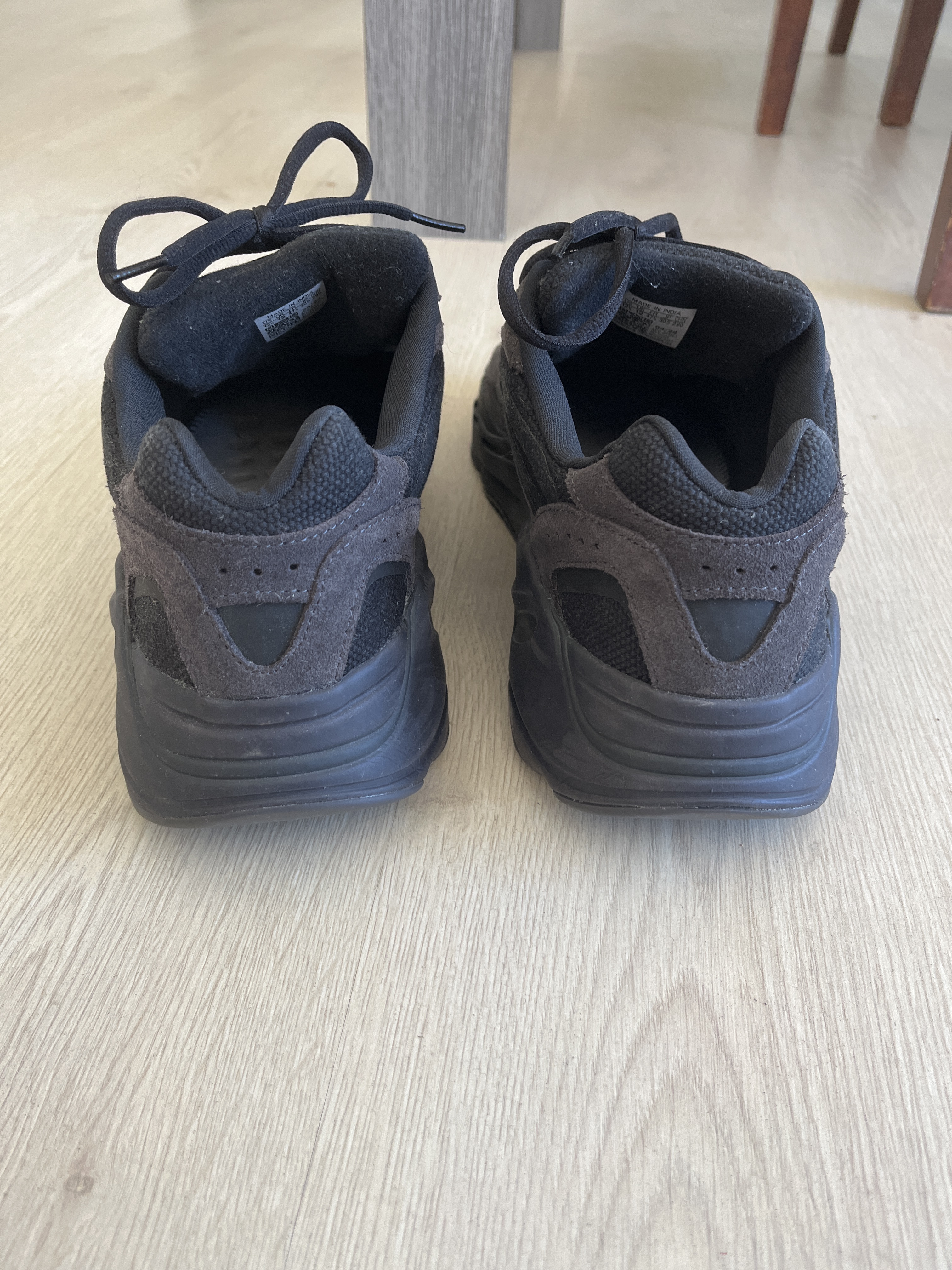 Yeezy Boost 700 V2 'Vanta' (2019) photo 4