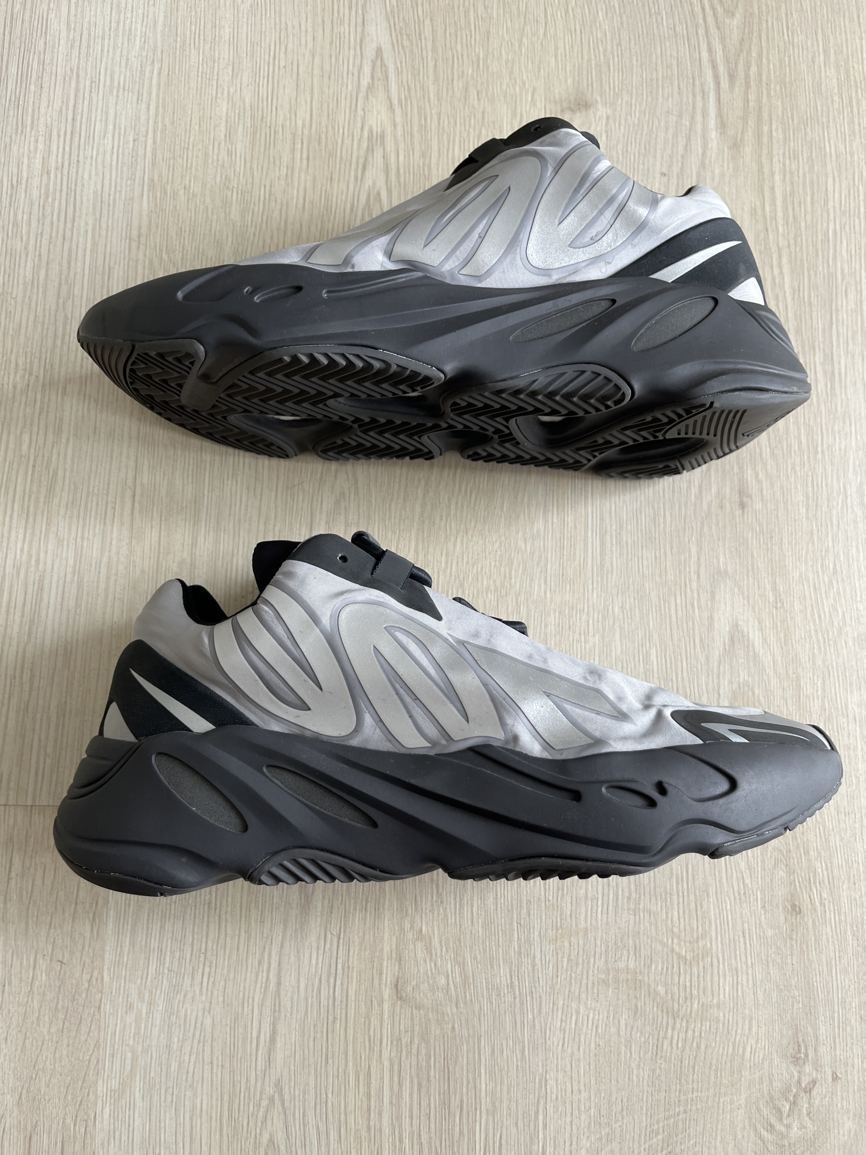 Yeezy Boost 700 MNVN 'Metallic' photo 2
