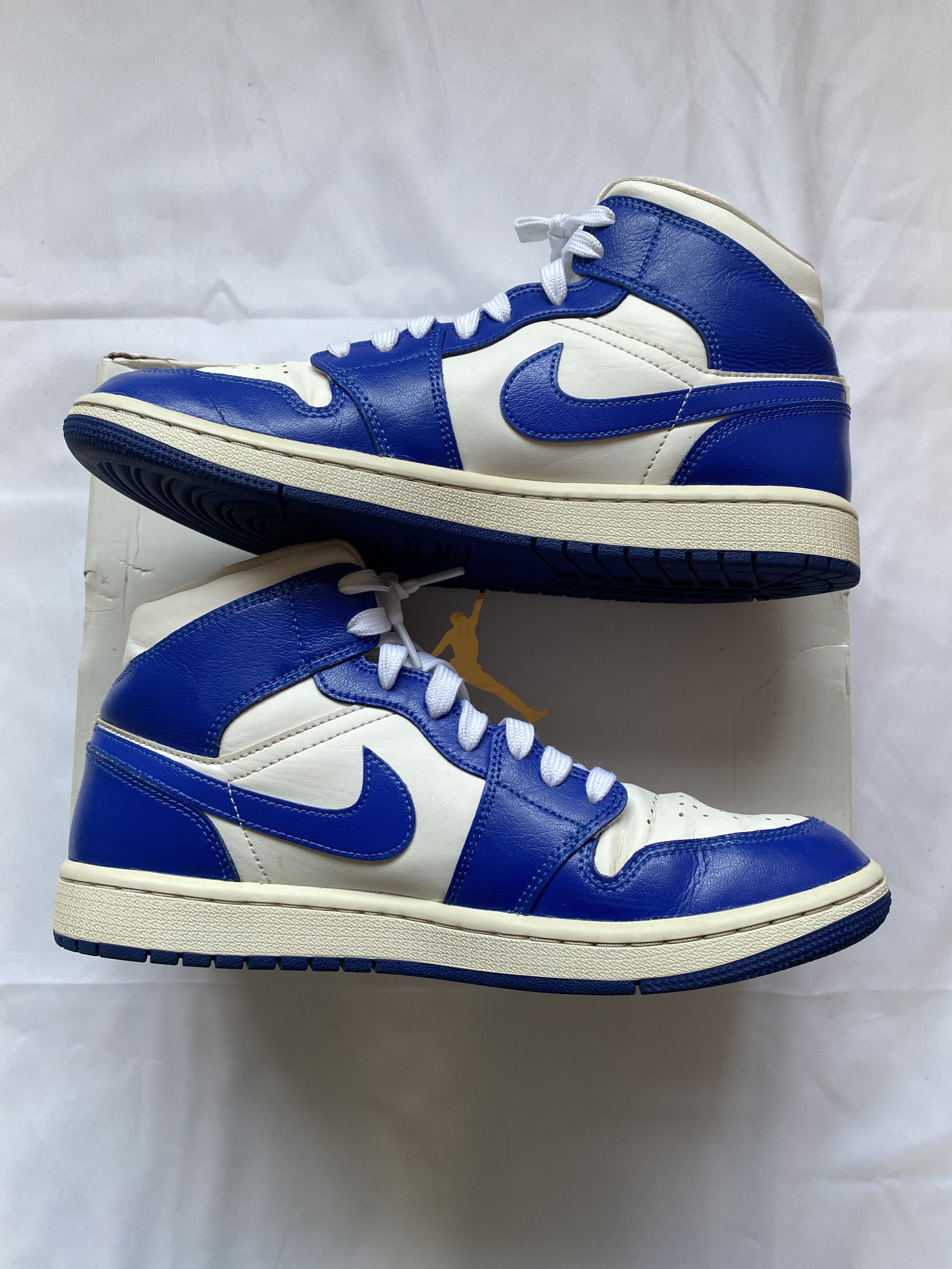 Air Jordan 1 Mid WMNS 'Kentucky' (2021) photo 2