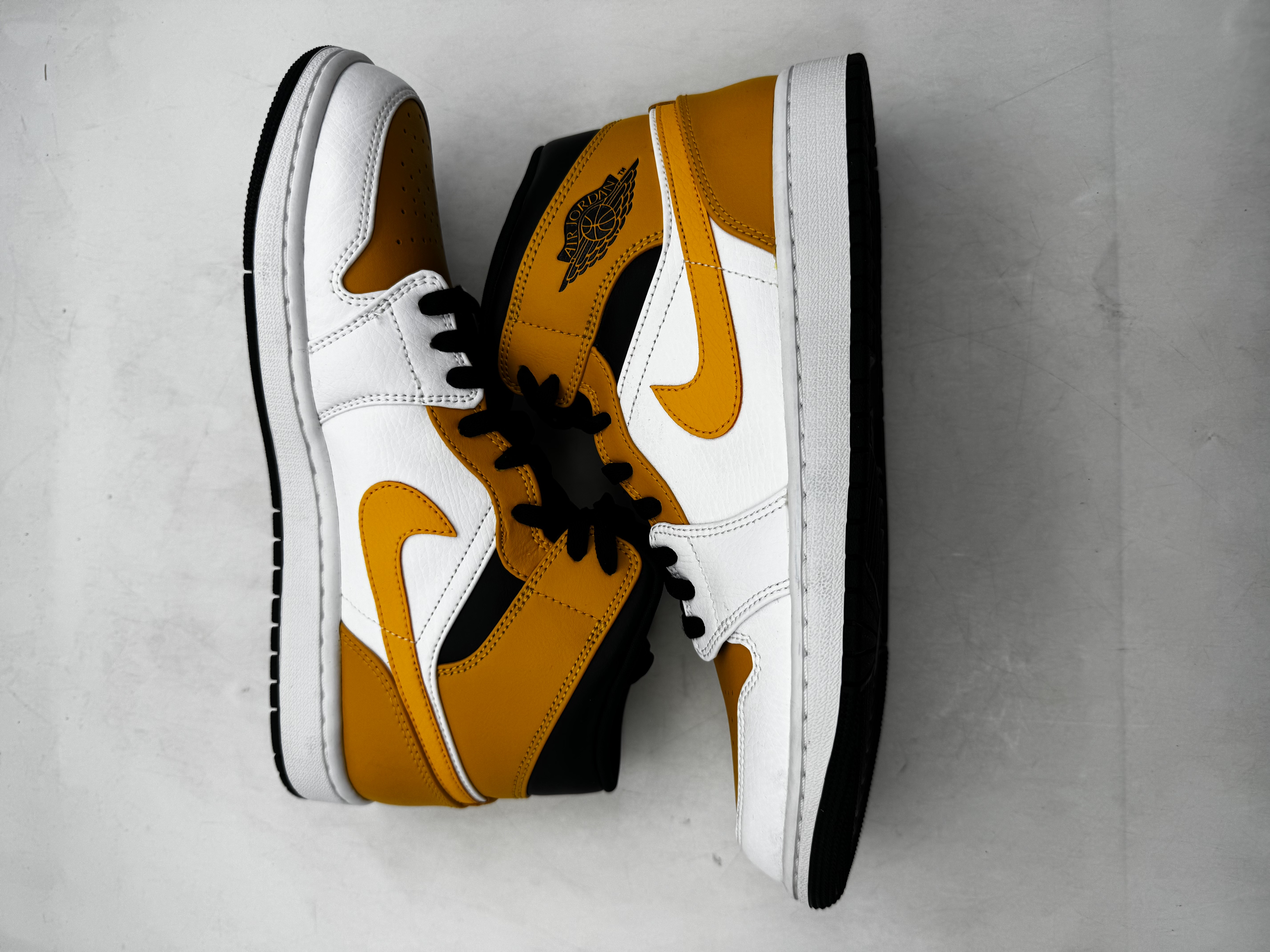 Air Jordan 1 Mid 'University Gold' (2021) photo 1
