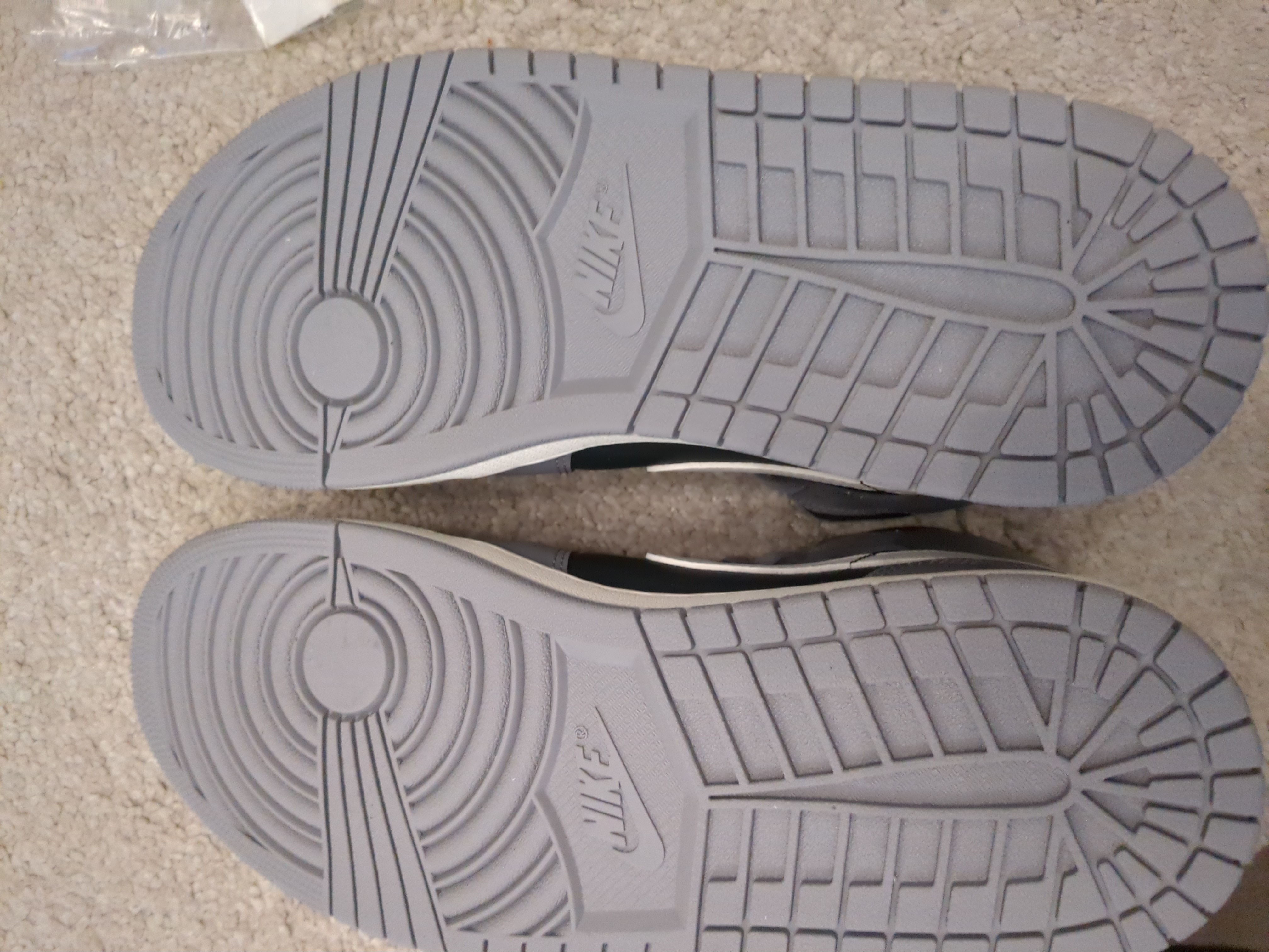 Air Jordan 1 Mid WMNS 'Cement Grey' (2023) photo 5